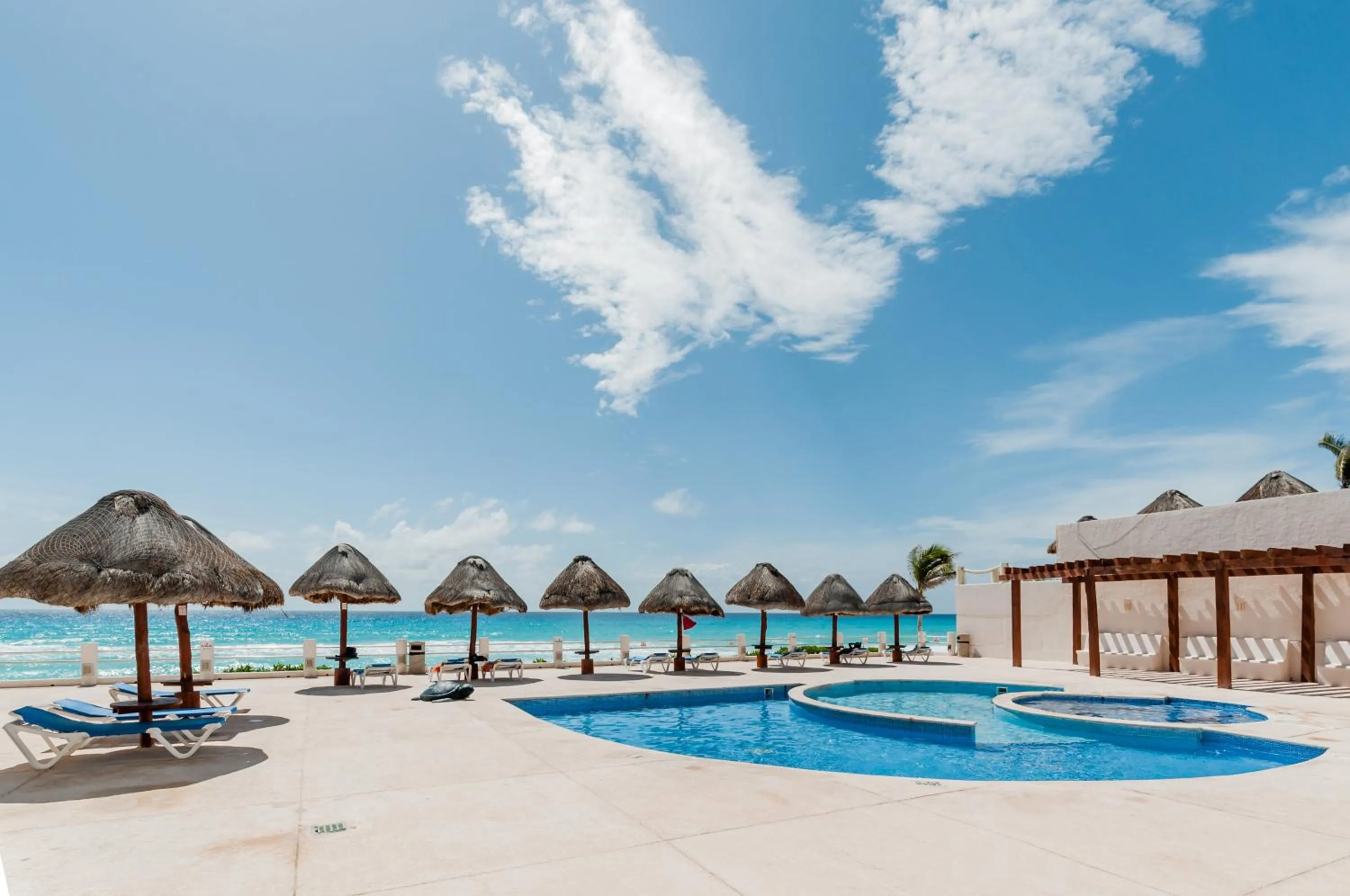 Swimming pool in HotelZone L17 Beach Access