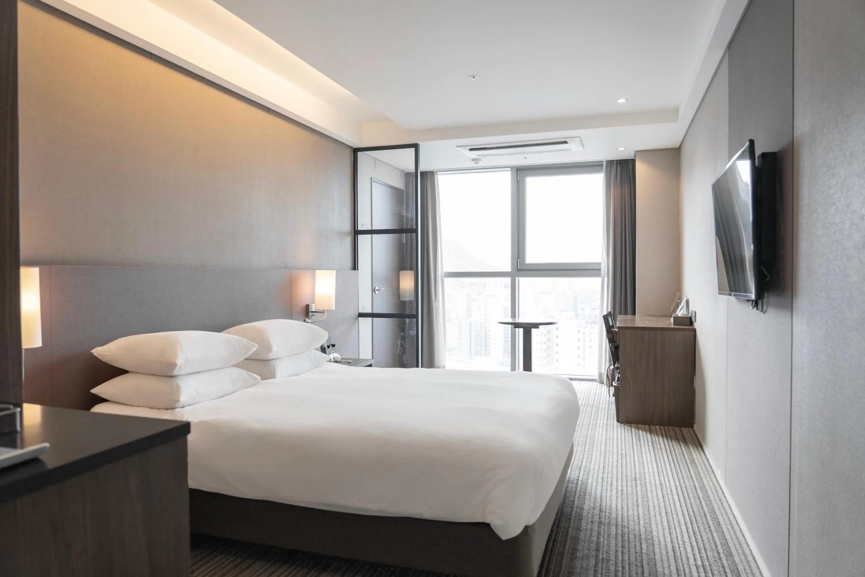 Bed in Northharbor Hotel