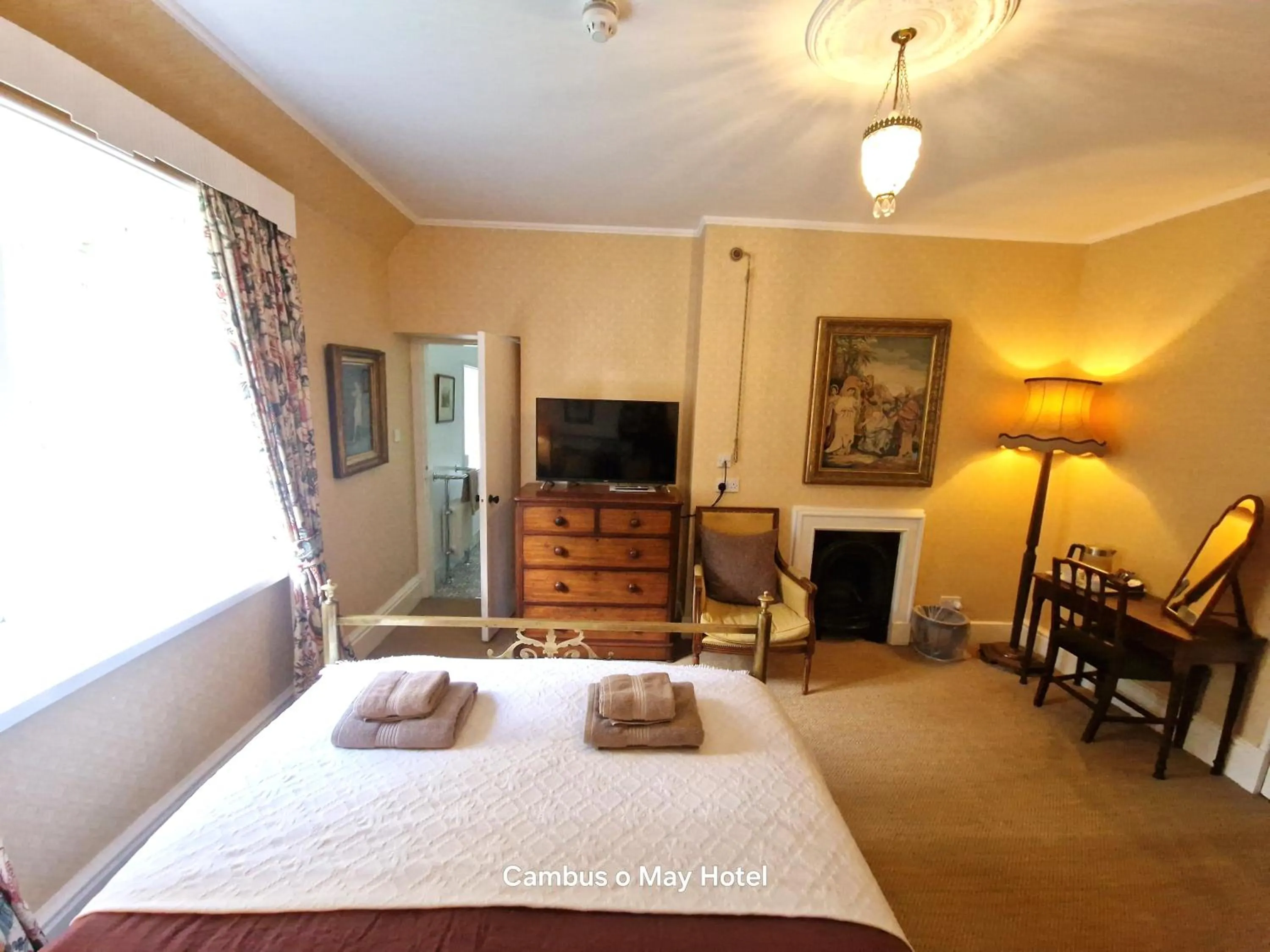 TV and multimedia, Bed in Cambus O' May Traditional Highland Hotel