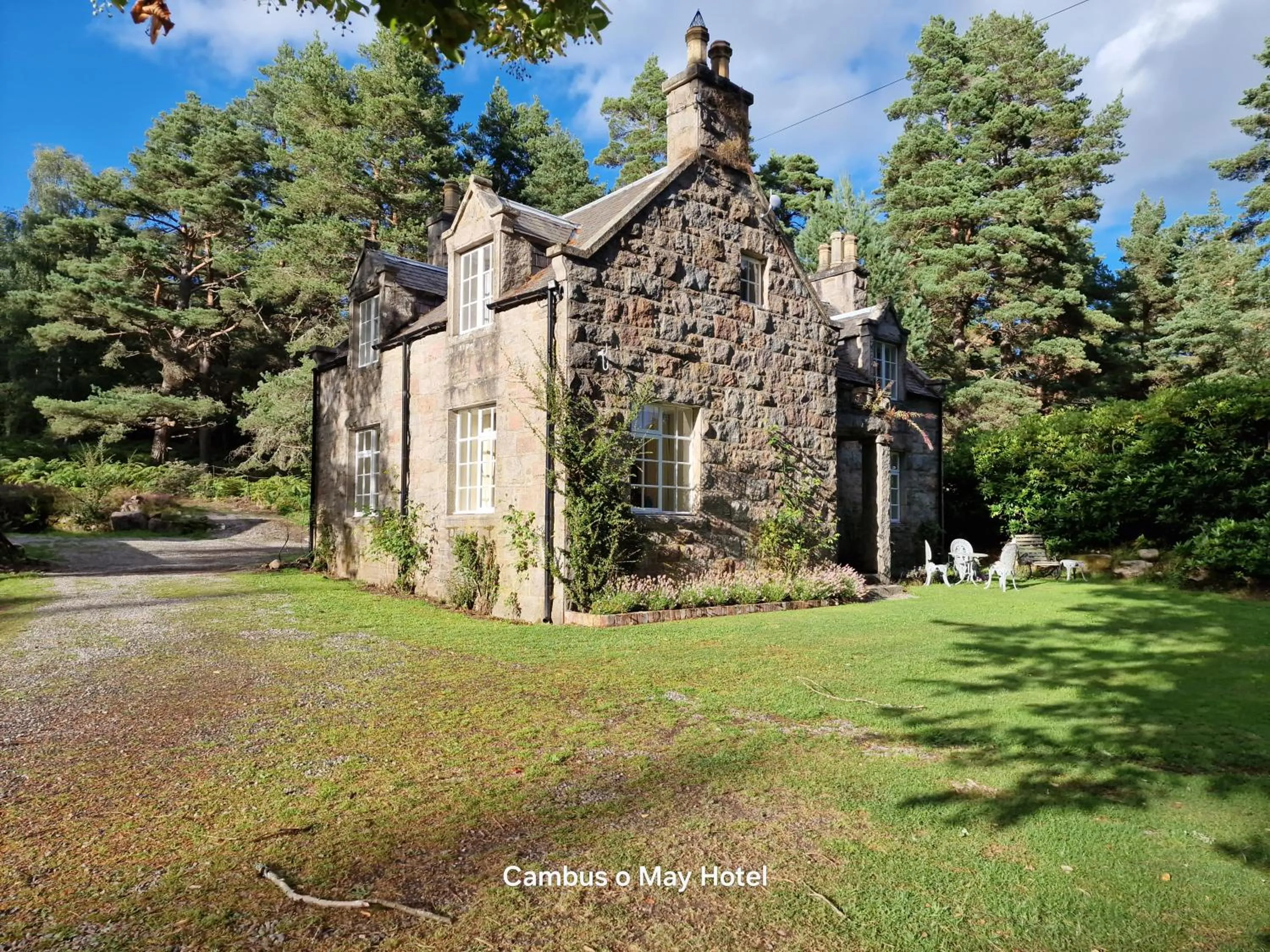 Cambus O' May Traditional Highland Hotel