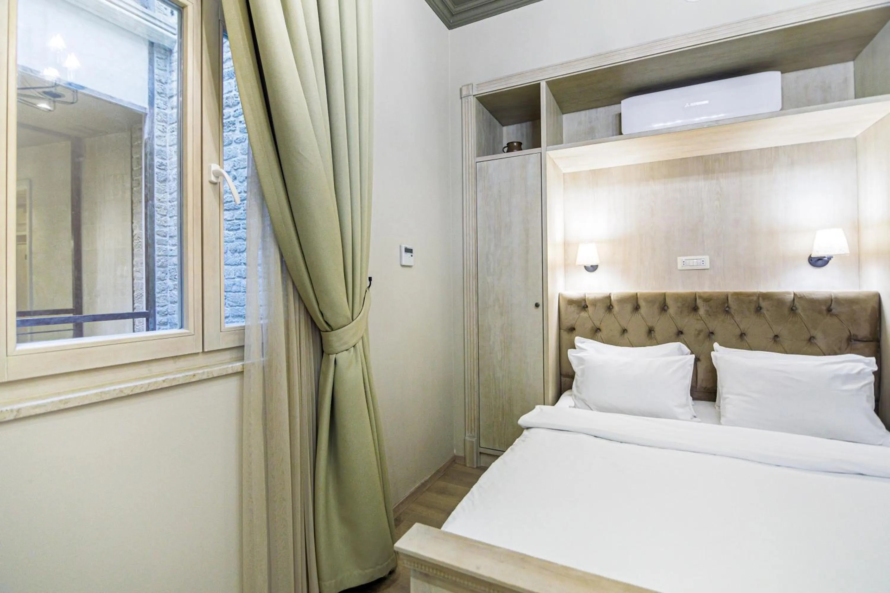 Inner courtyard view, Bed in Art Club