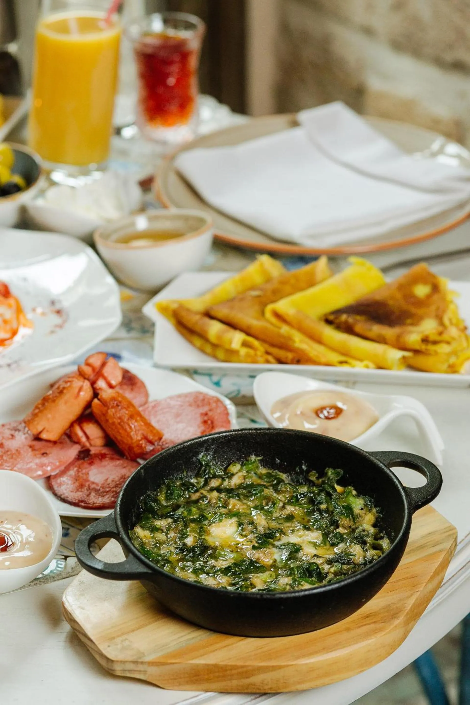 Restaurant/places to eat in Art Club