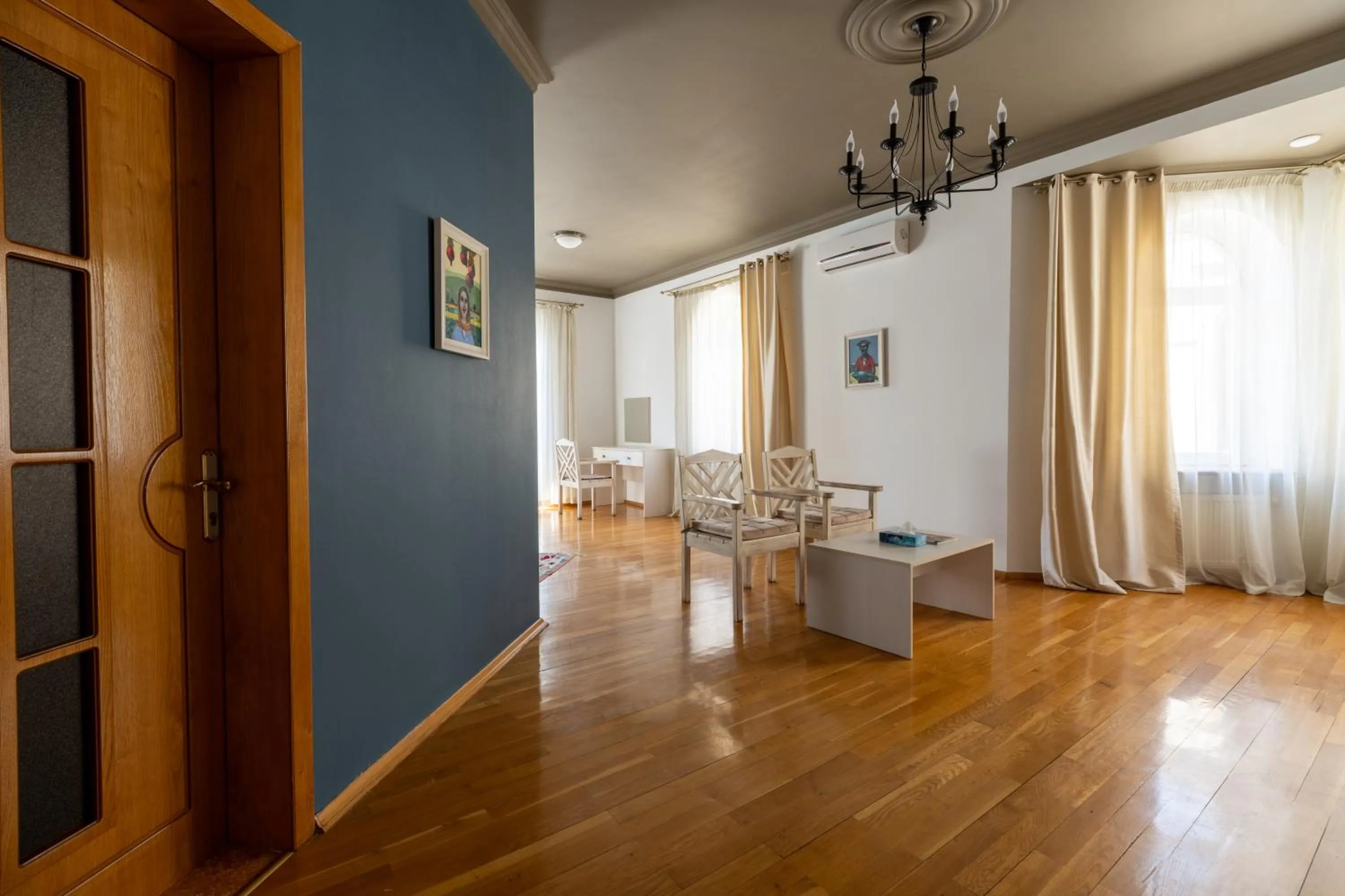 Photo of the whole room in Art Club