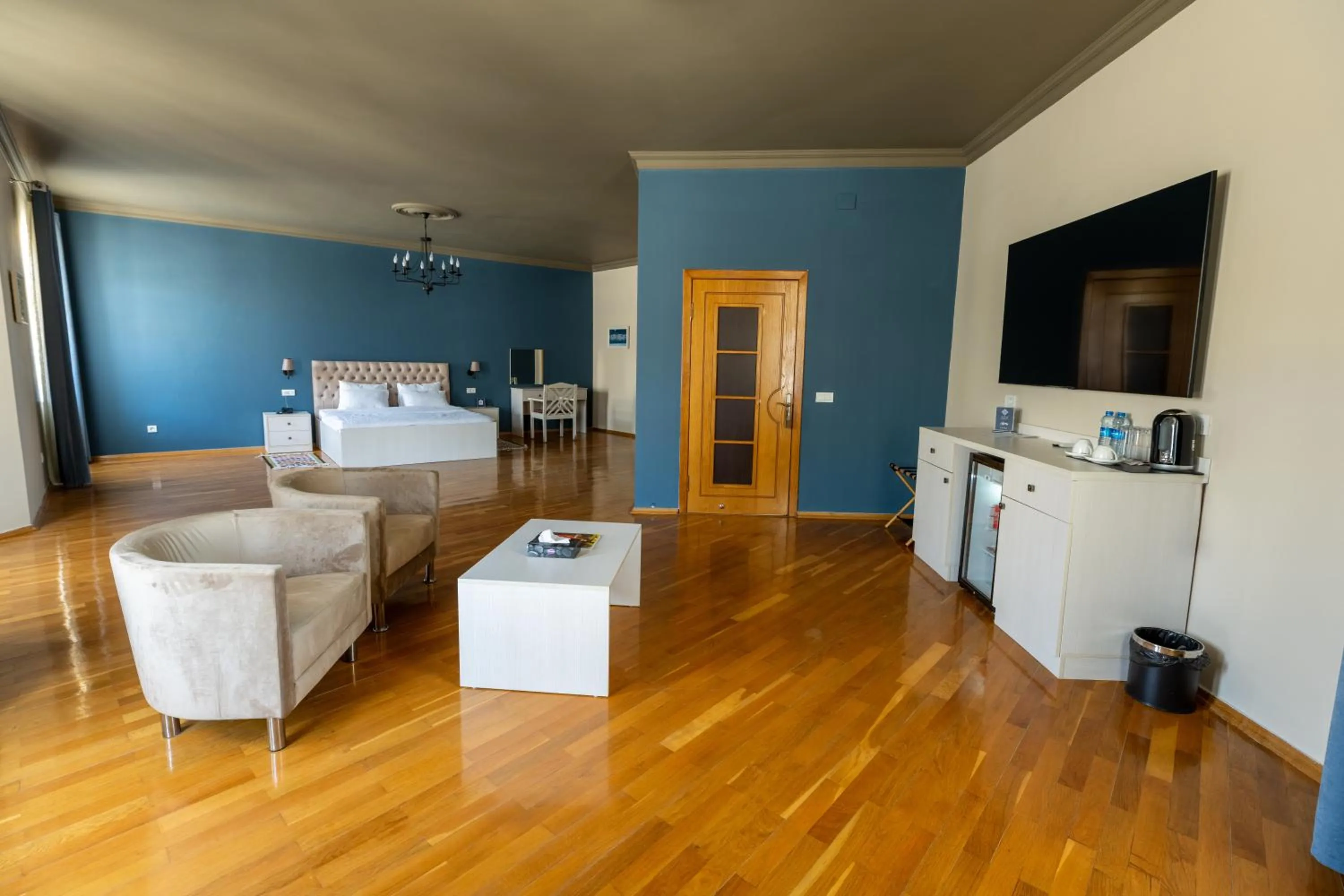 Photo of the whole room, Bed in Art Club