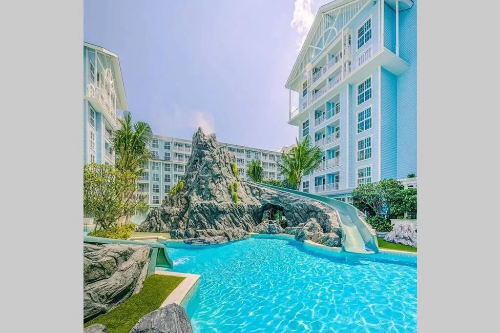 Swimming pool in Grand florida Seaview-1BR-Step to jomtien beach