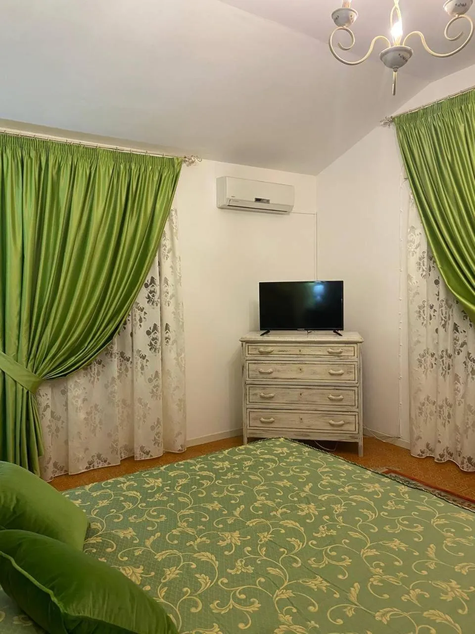 Bed, TV/Entertainment Center in BLUE SEA