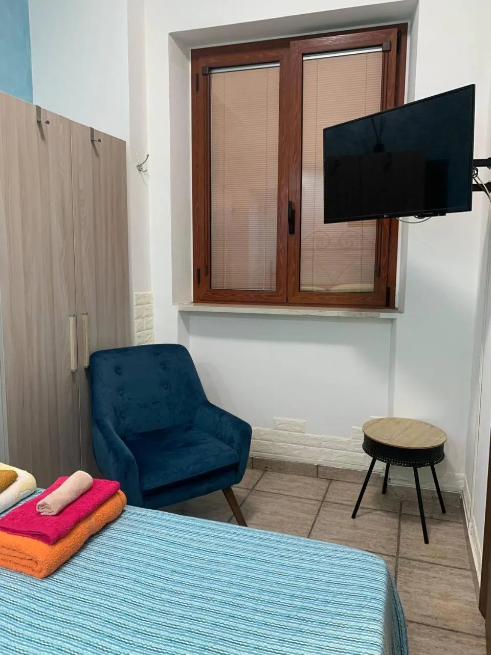 Bed, TV/Entertainment Center in BLUE SEA