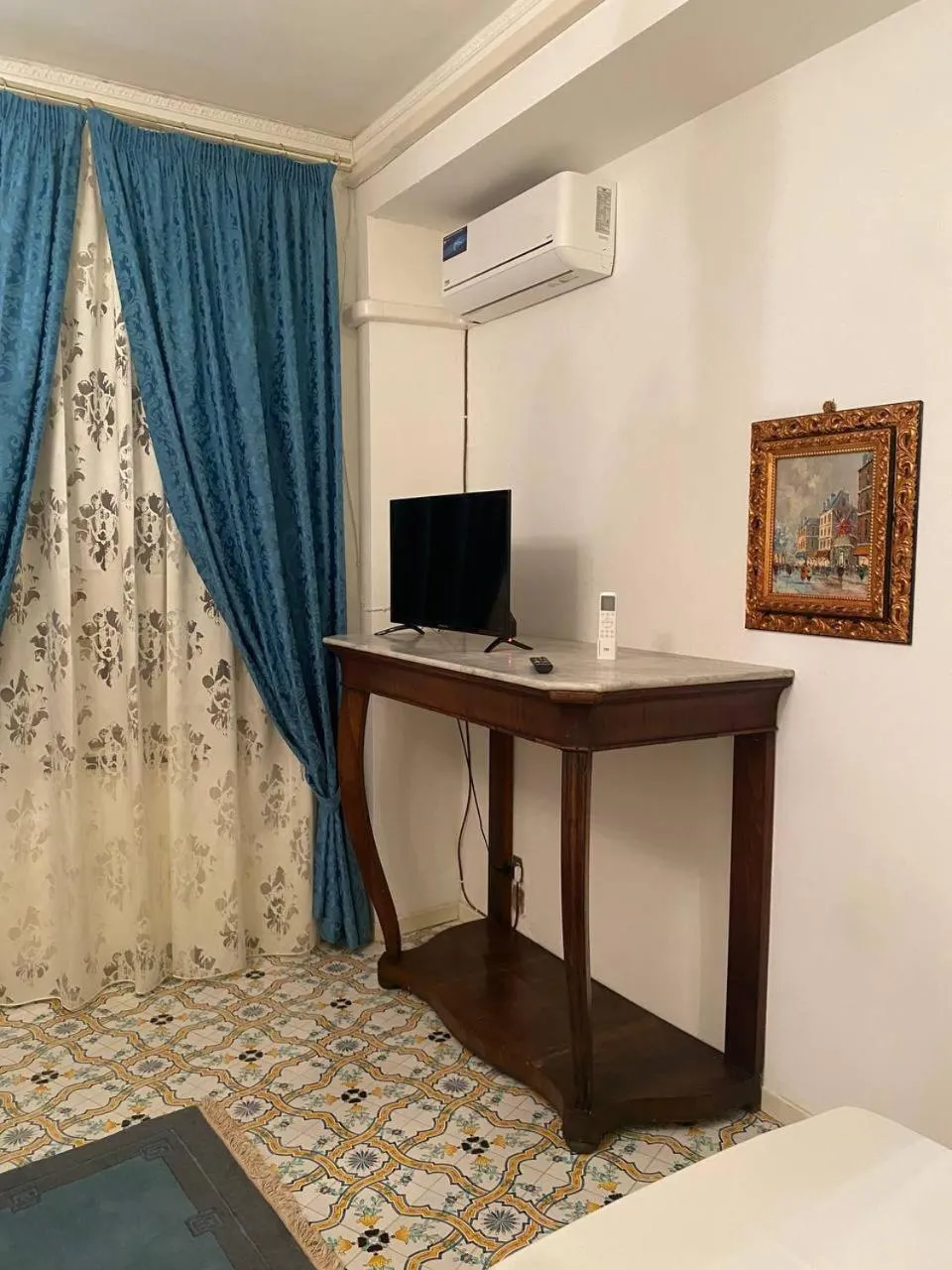 Bed, TV/Entertainment Center in BLUE SEA