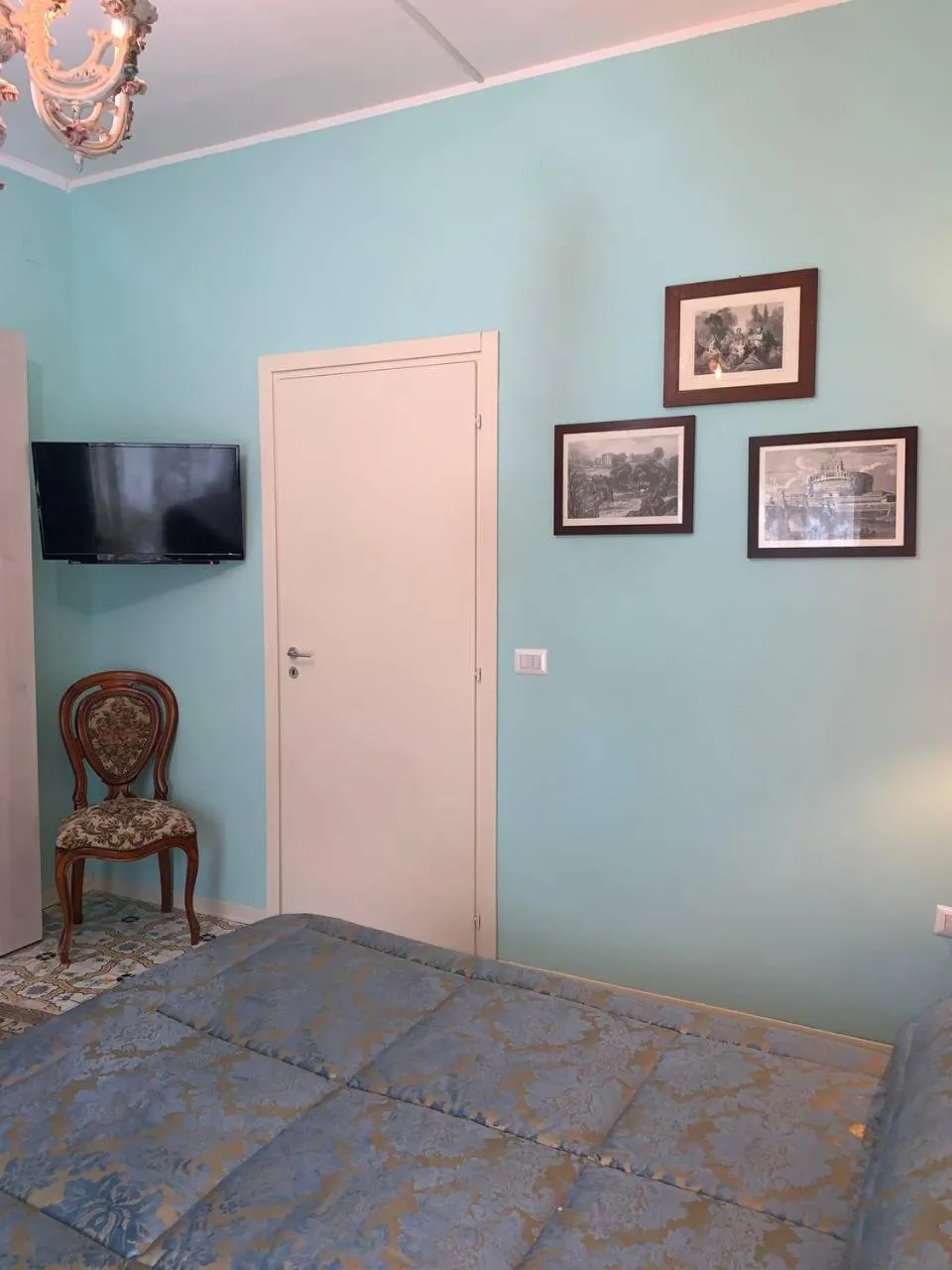 Bed, TV/Entertainment Center in BLUE SEA