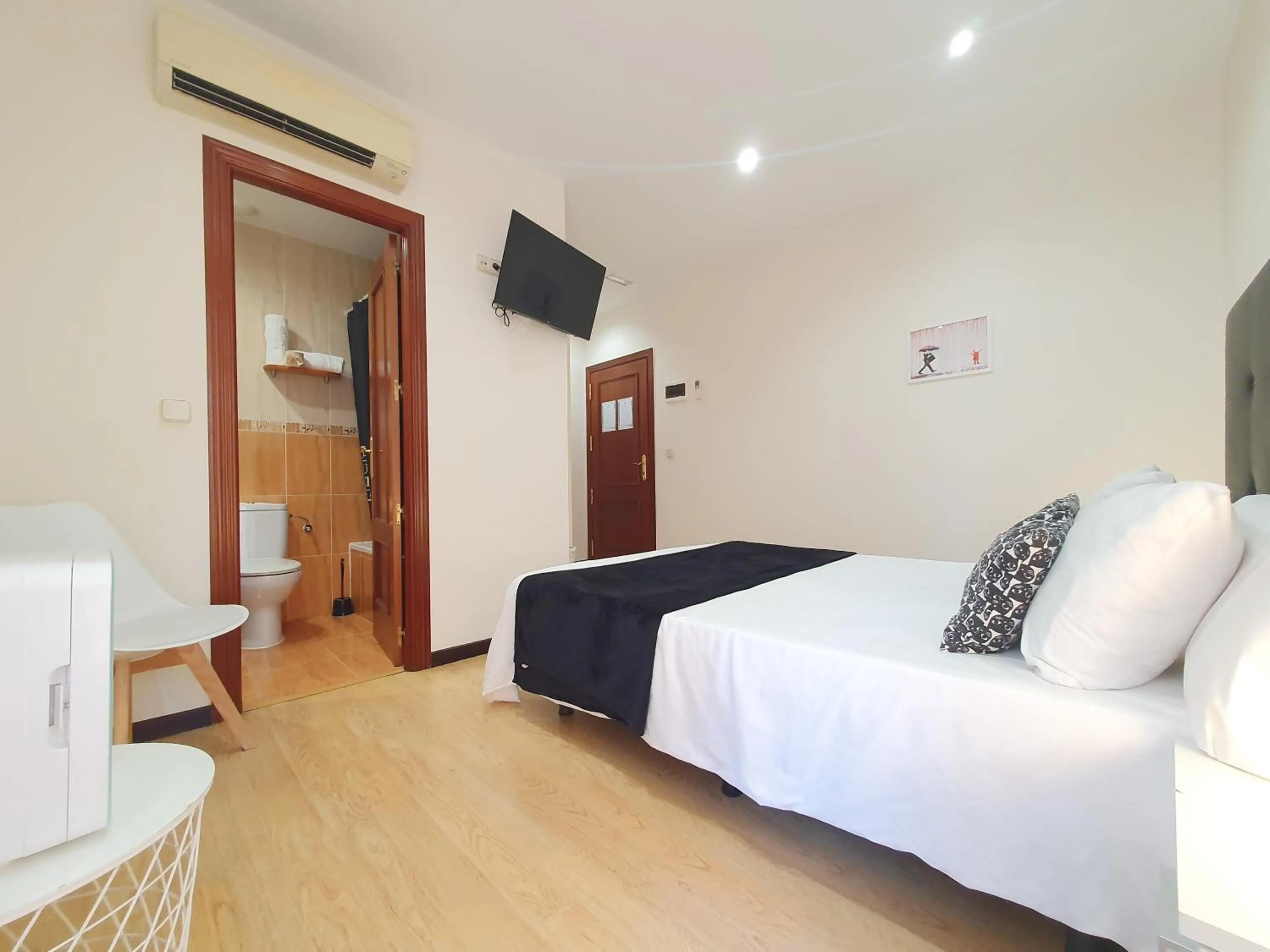 Bedroom, Bed in ToledoRooms Palacios