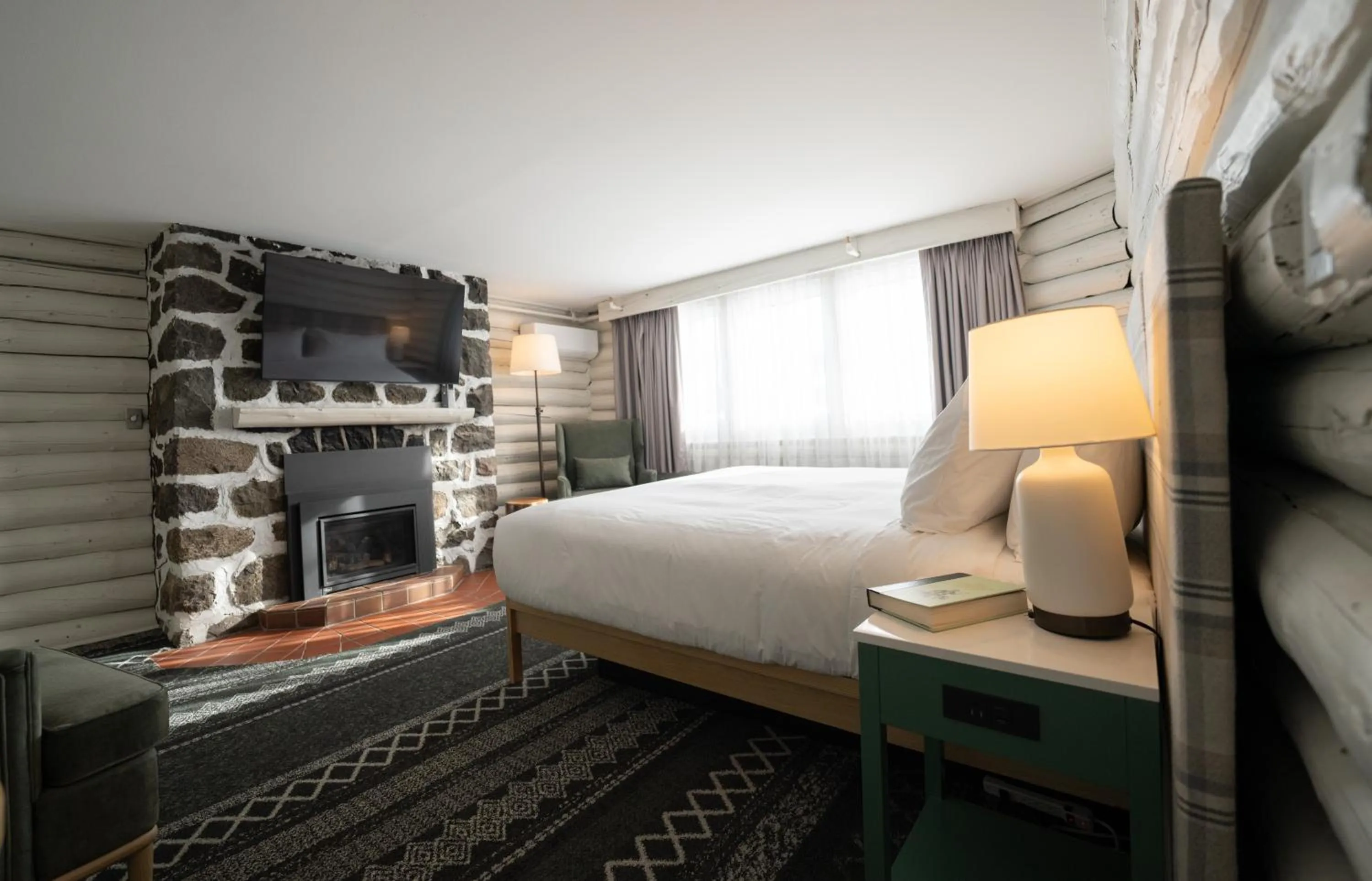 Bedroom, Bed in Mont Gabriel, Sainte-Adèle, a Tribute Portfolio Resort