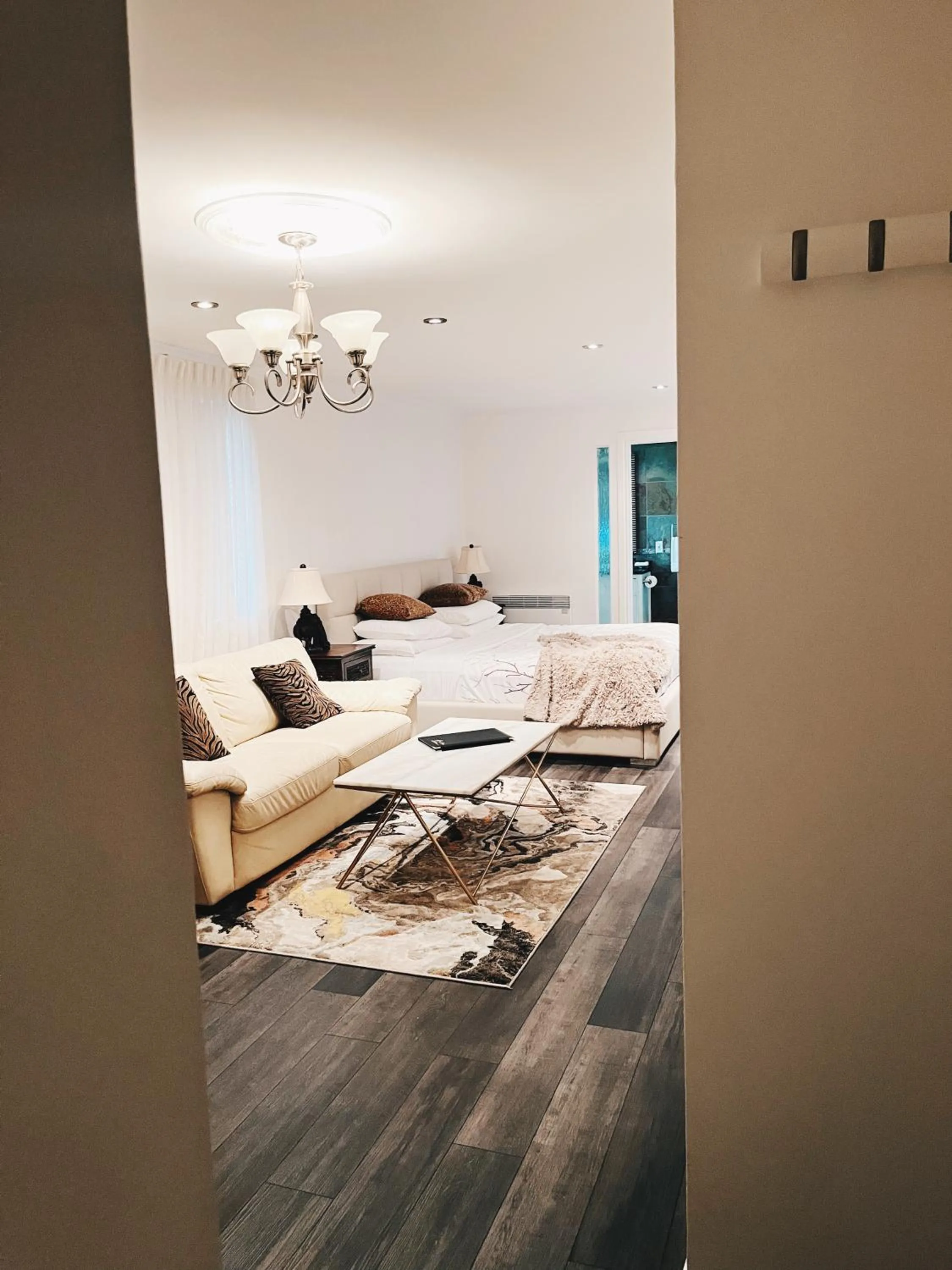 Living room, Bed in Hotel Kutuma