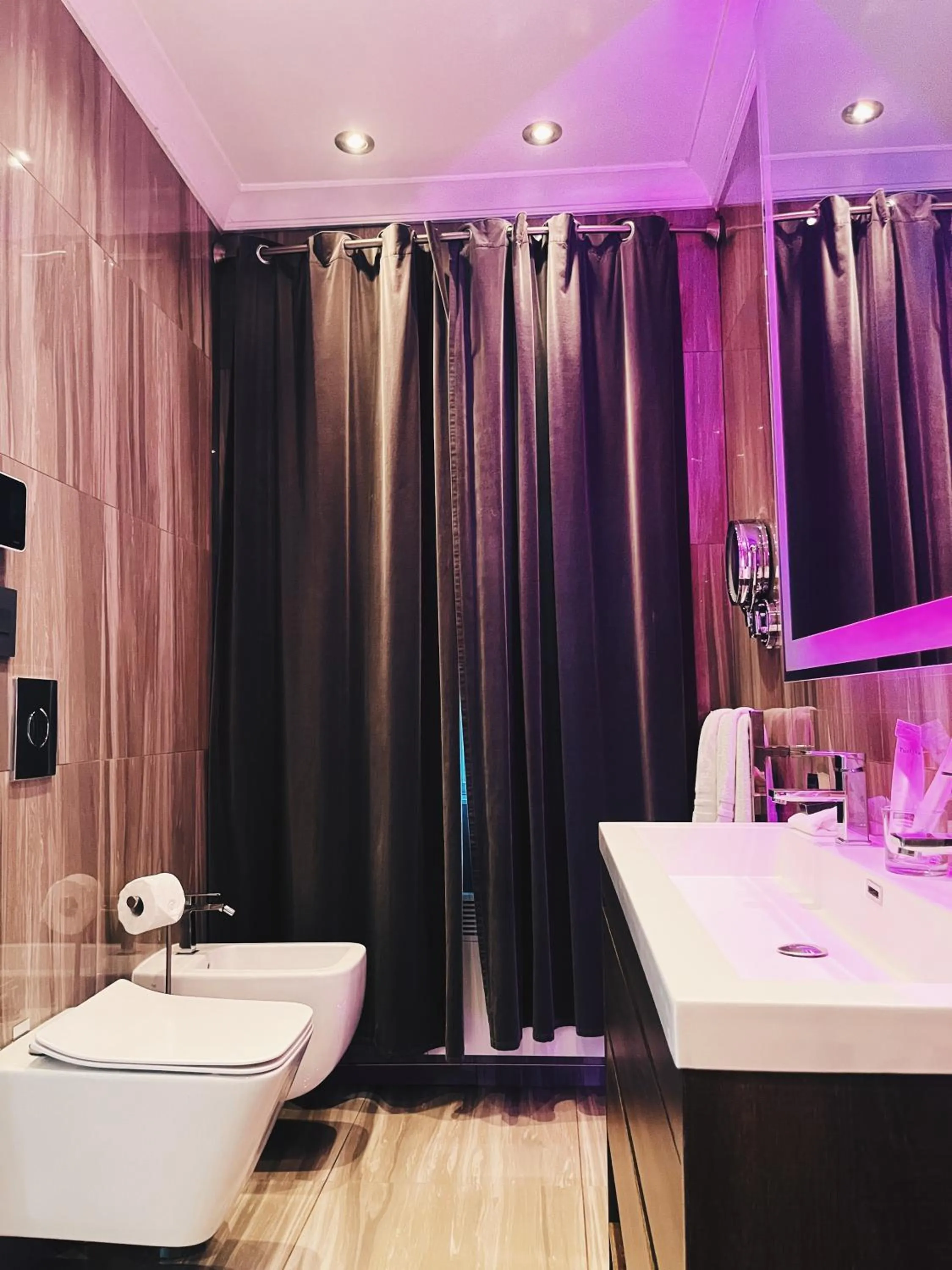 Toilet in Hotel Kutuma