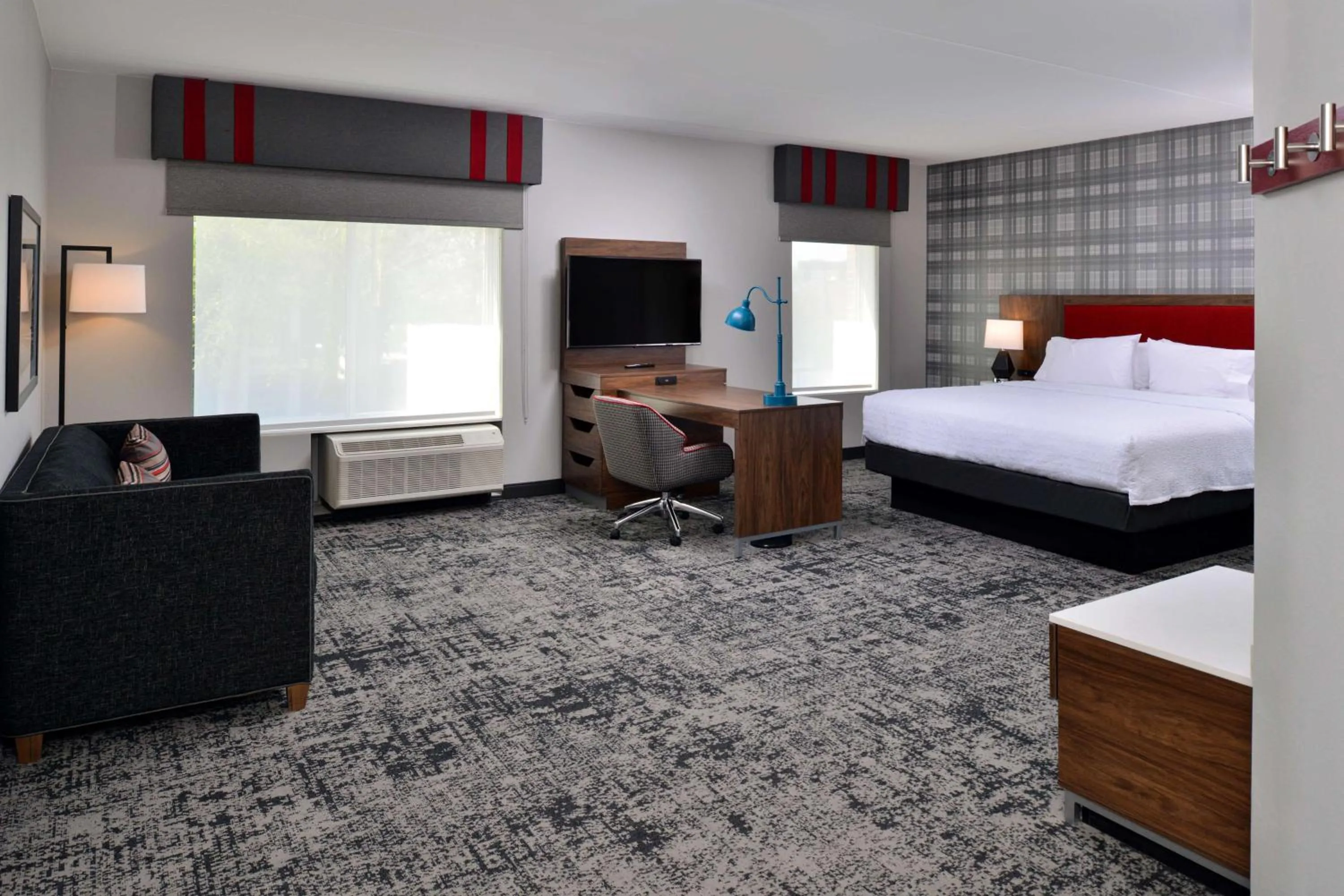 Bedroom, Bed in Hampton Inn & Suites Greensboro Downtown, Nc