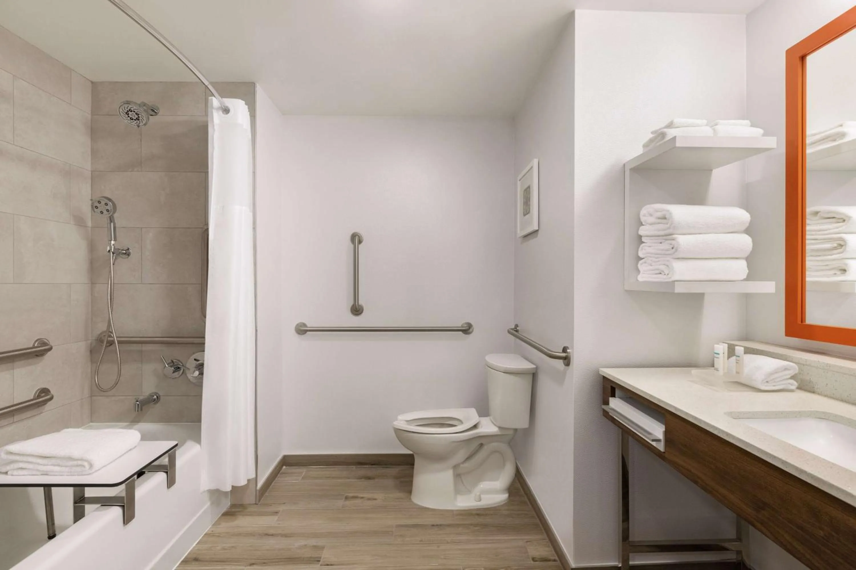 Bathroom in Hampton Inn Indianapolis Downtown IUPUI