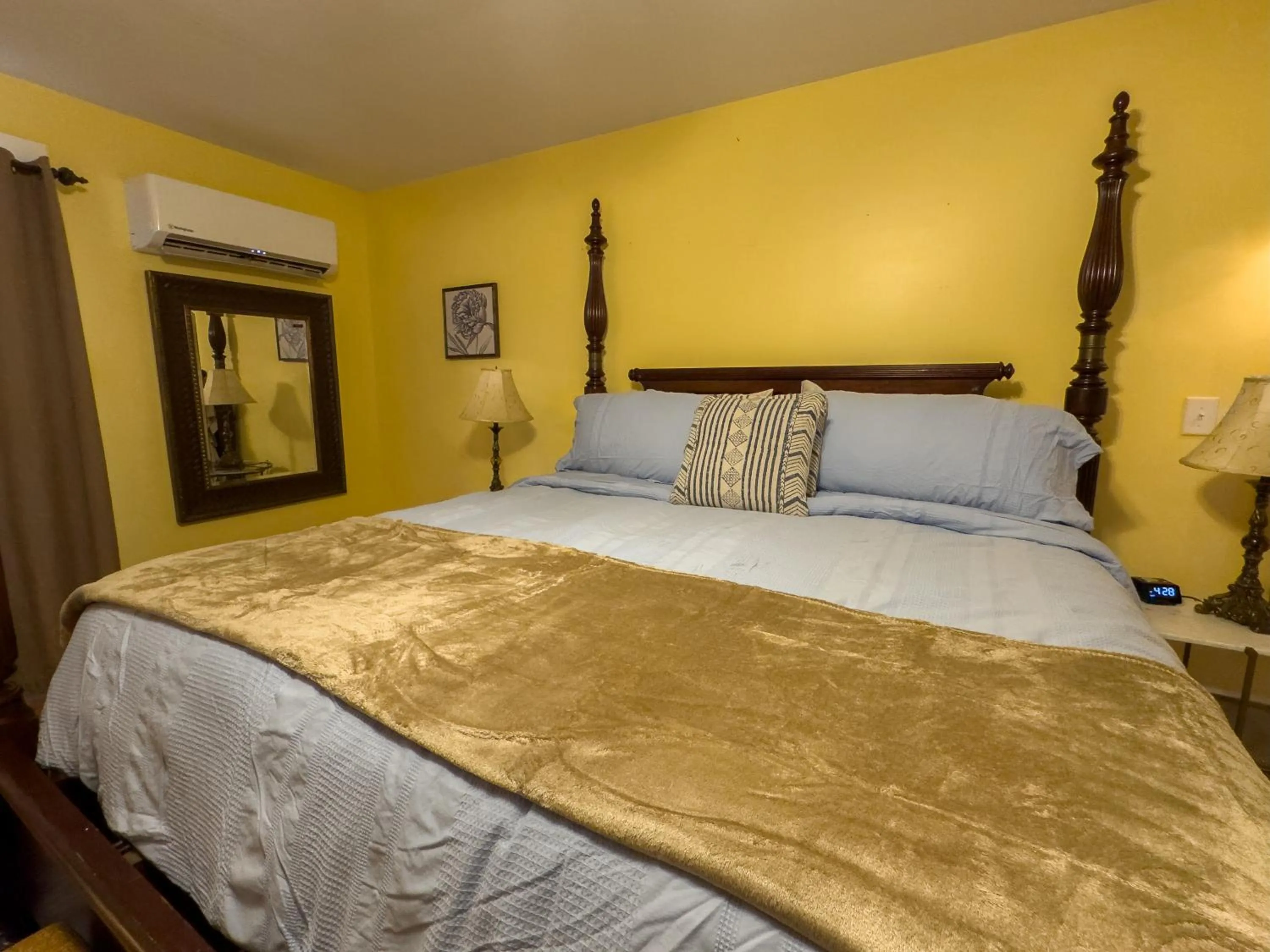 Bed in Elk River Hotel & Cafe