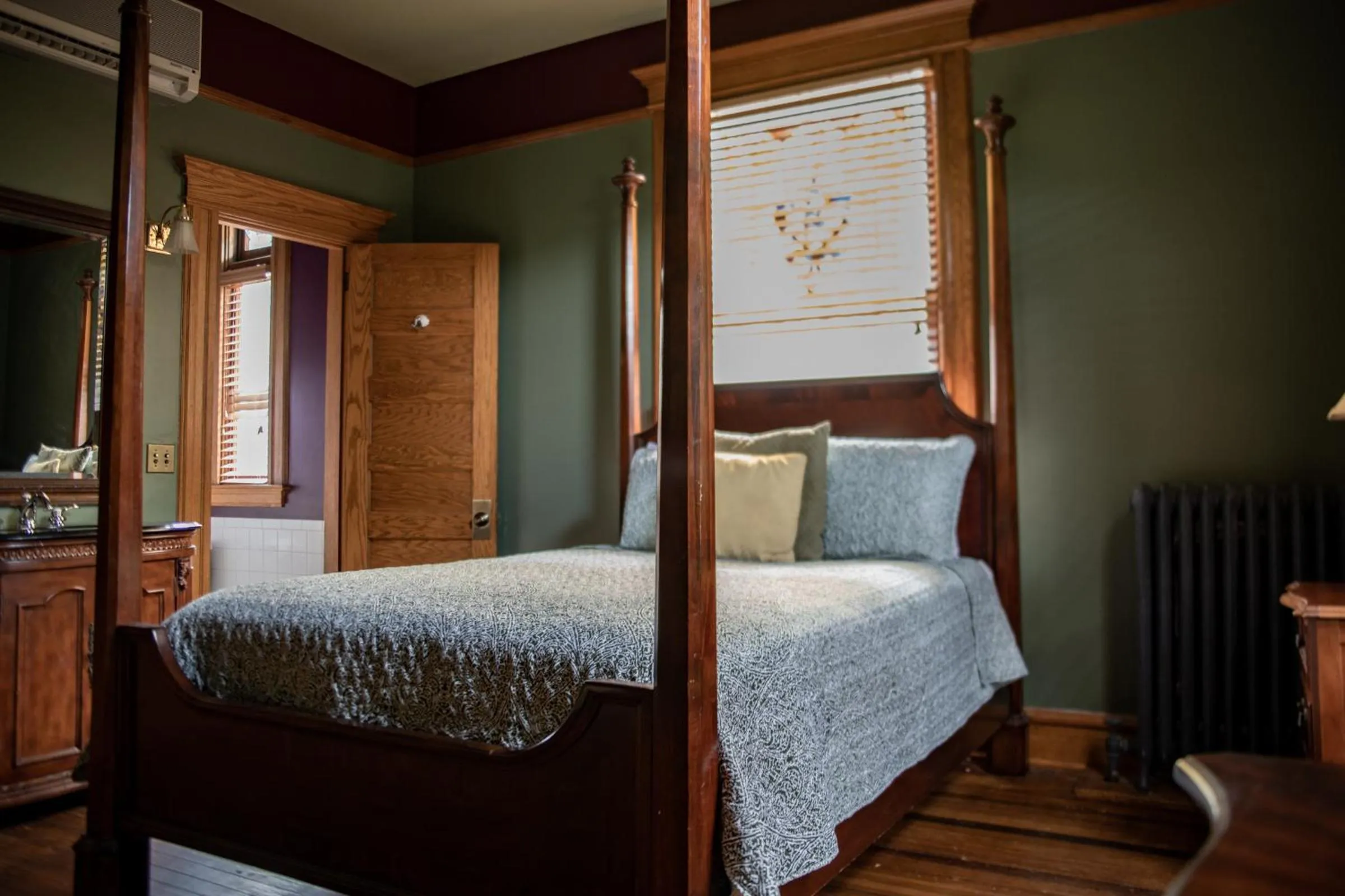 Bed in Elk River Hotel & Cafe