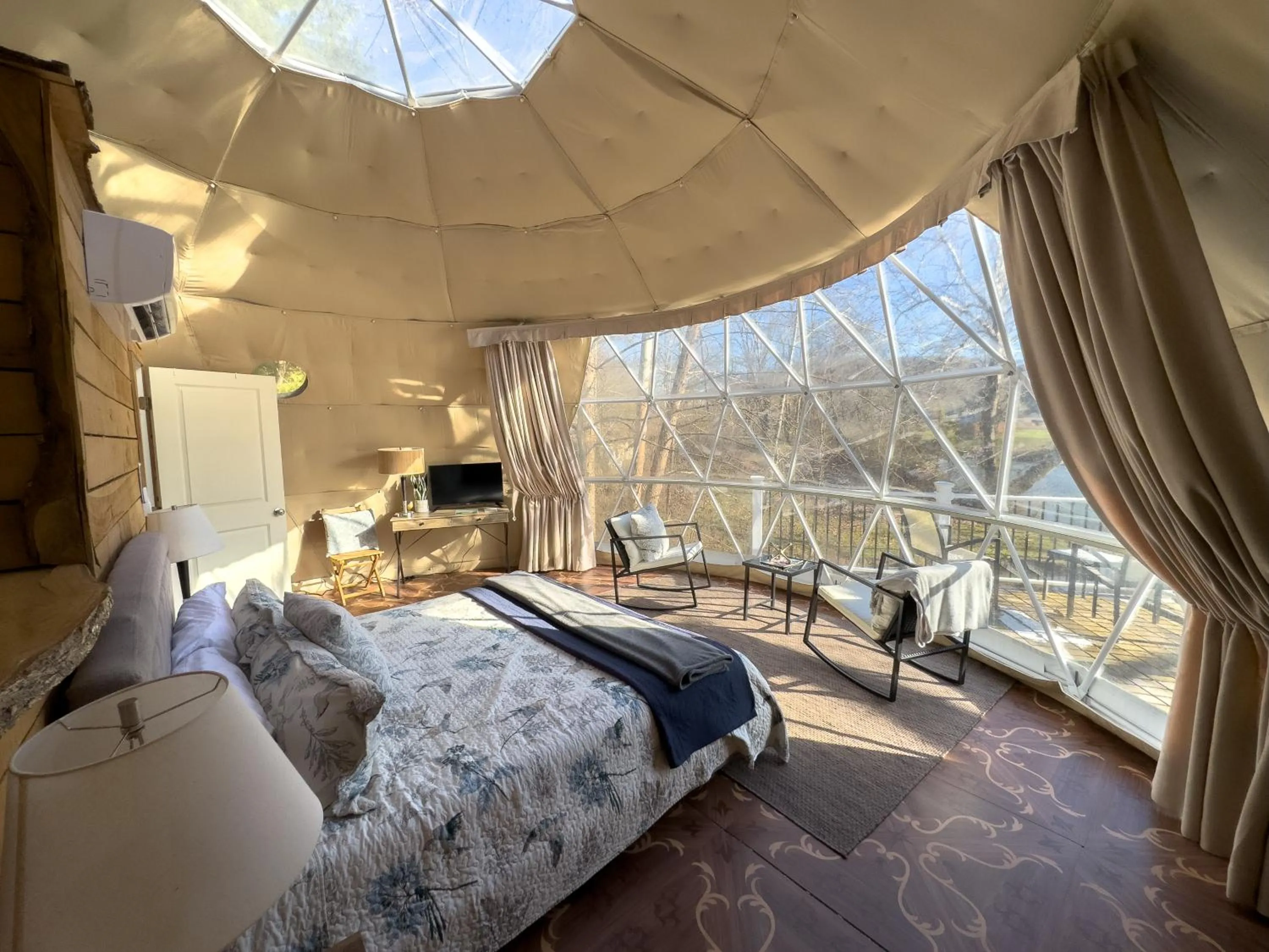 Bed in Elk River Hotel & Cafe