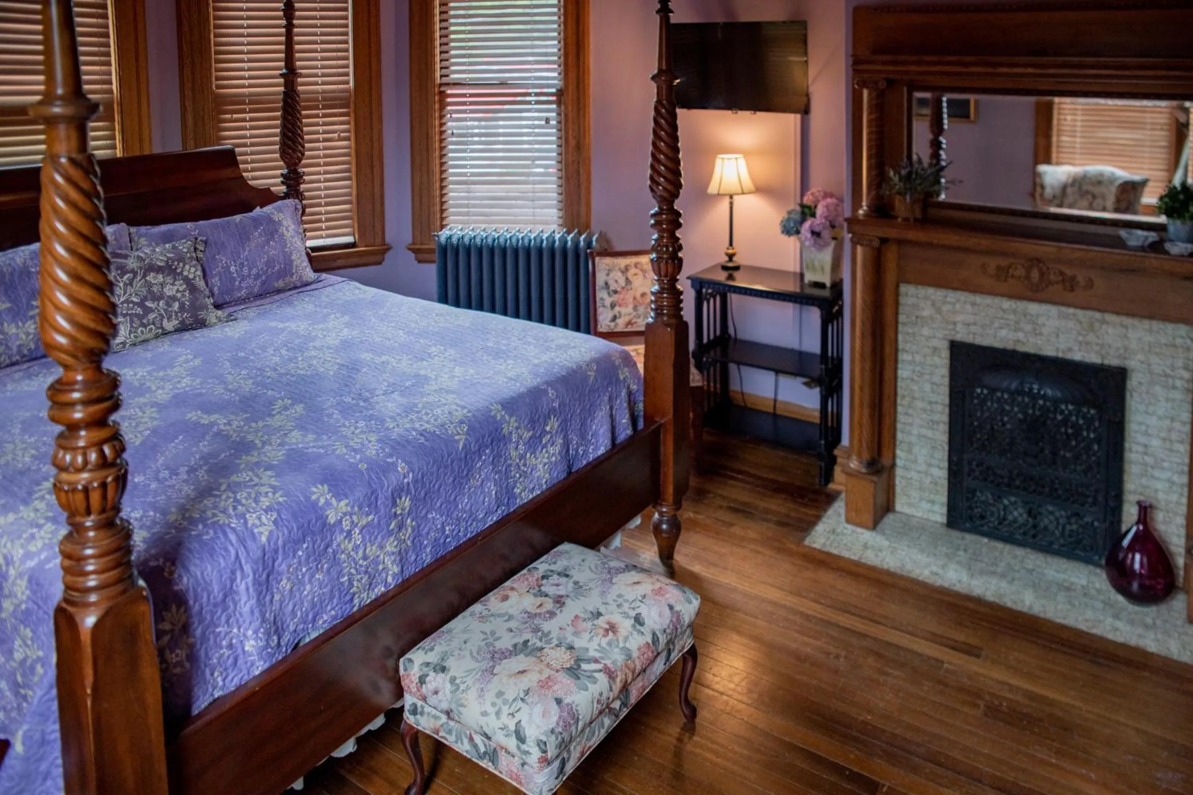 Bed in Elk River Hotel & Cafe