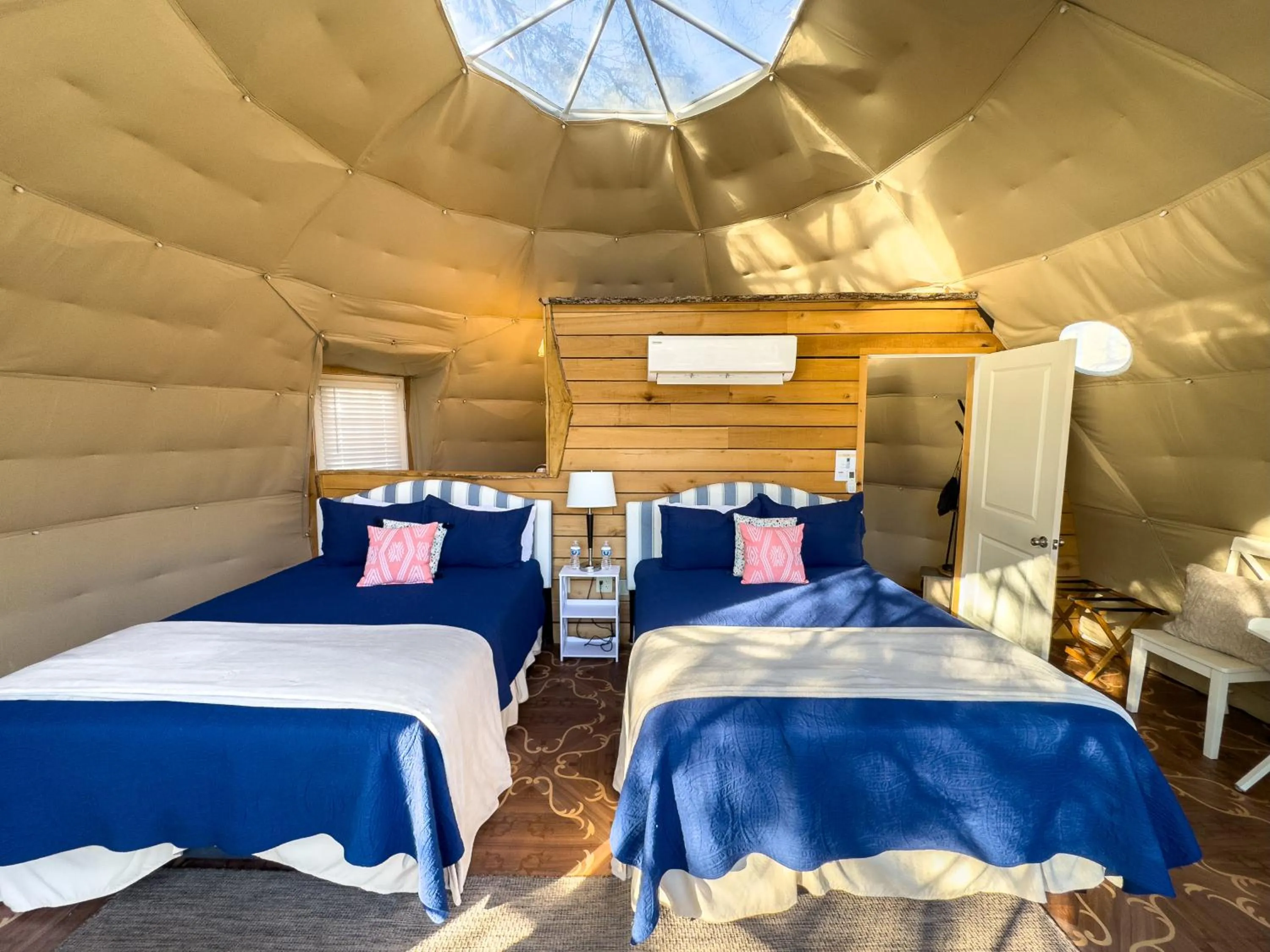 Bed in Elk River Hotel & Cafe