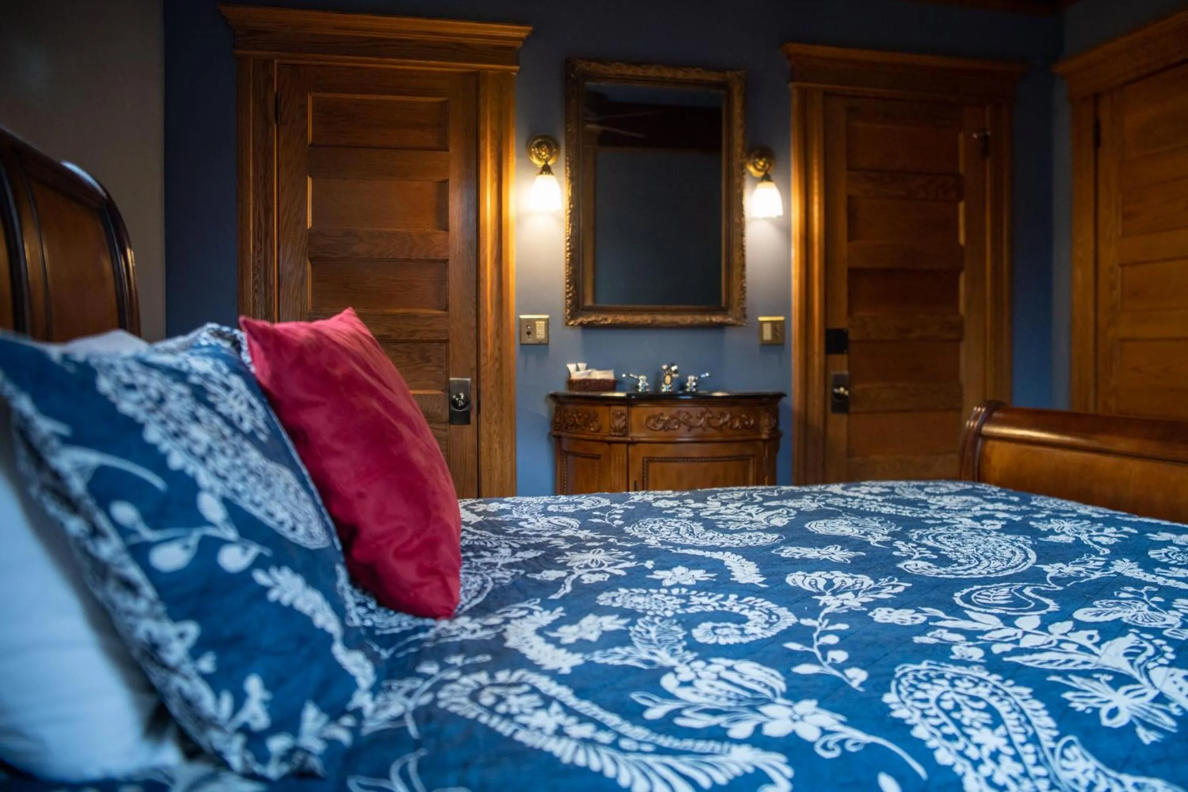 Bed in Elk River Hotel & Cafe