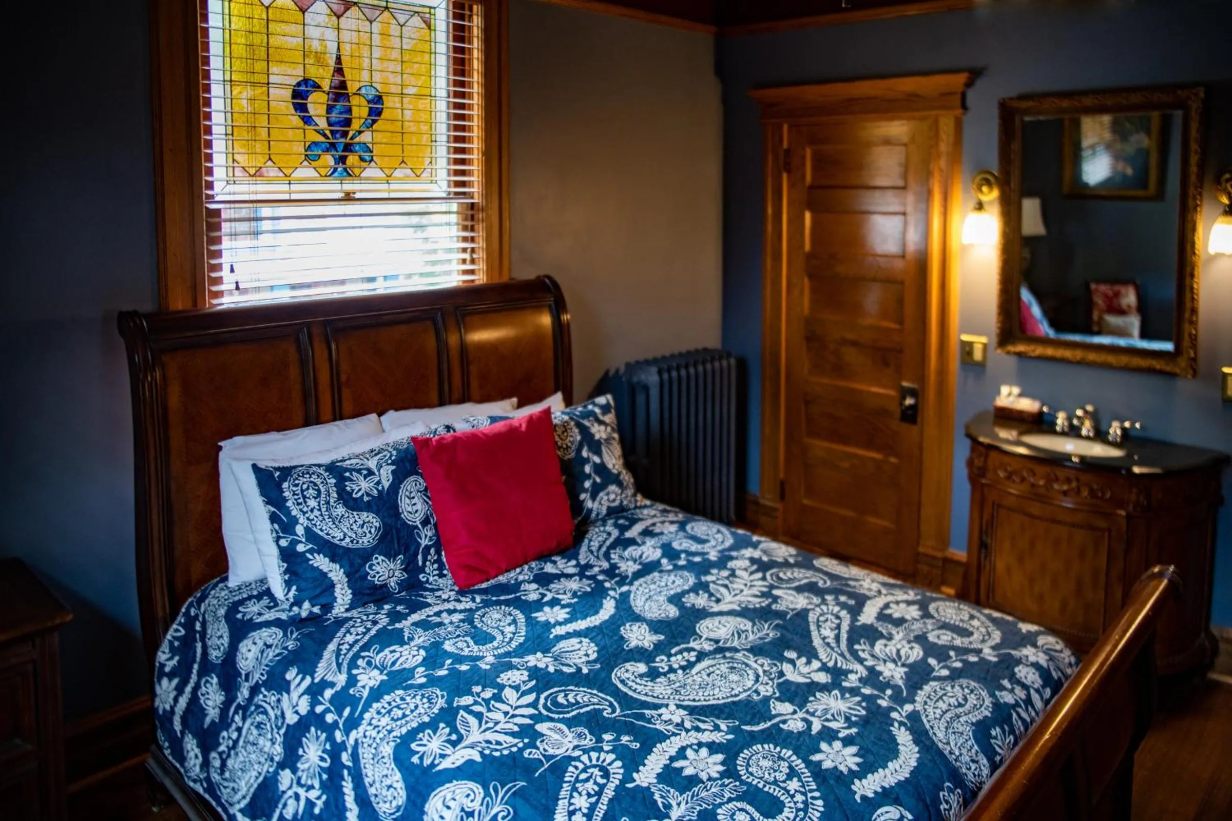 Bed in Elk River Hotel & Cafe