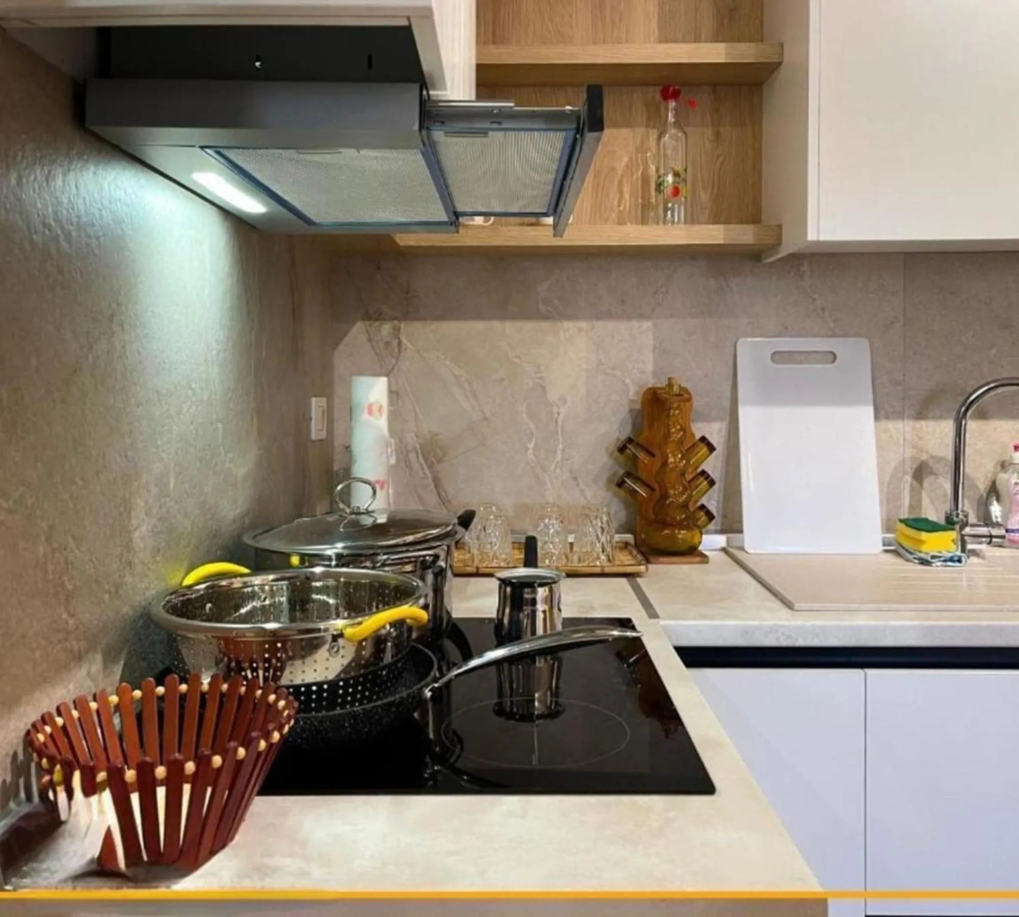 Kitchen or kitchenette in Joanna Suites