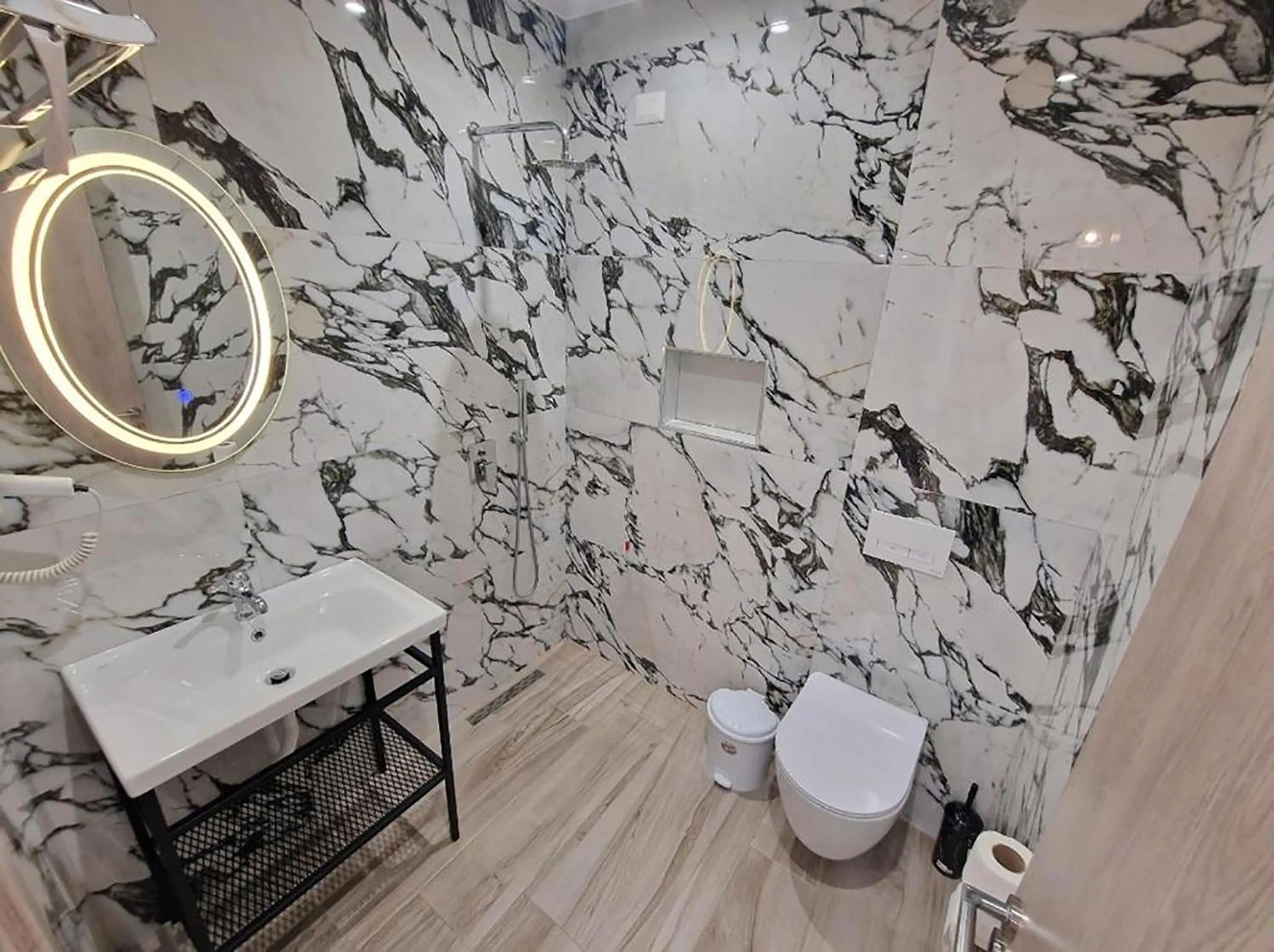 Shower in Joanna Suites