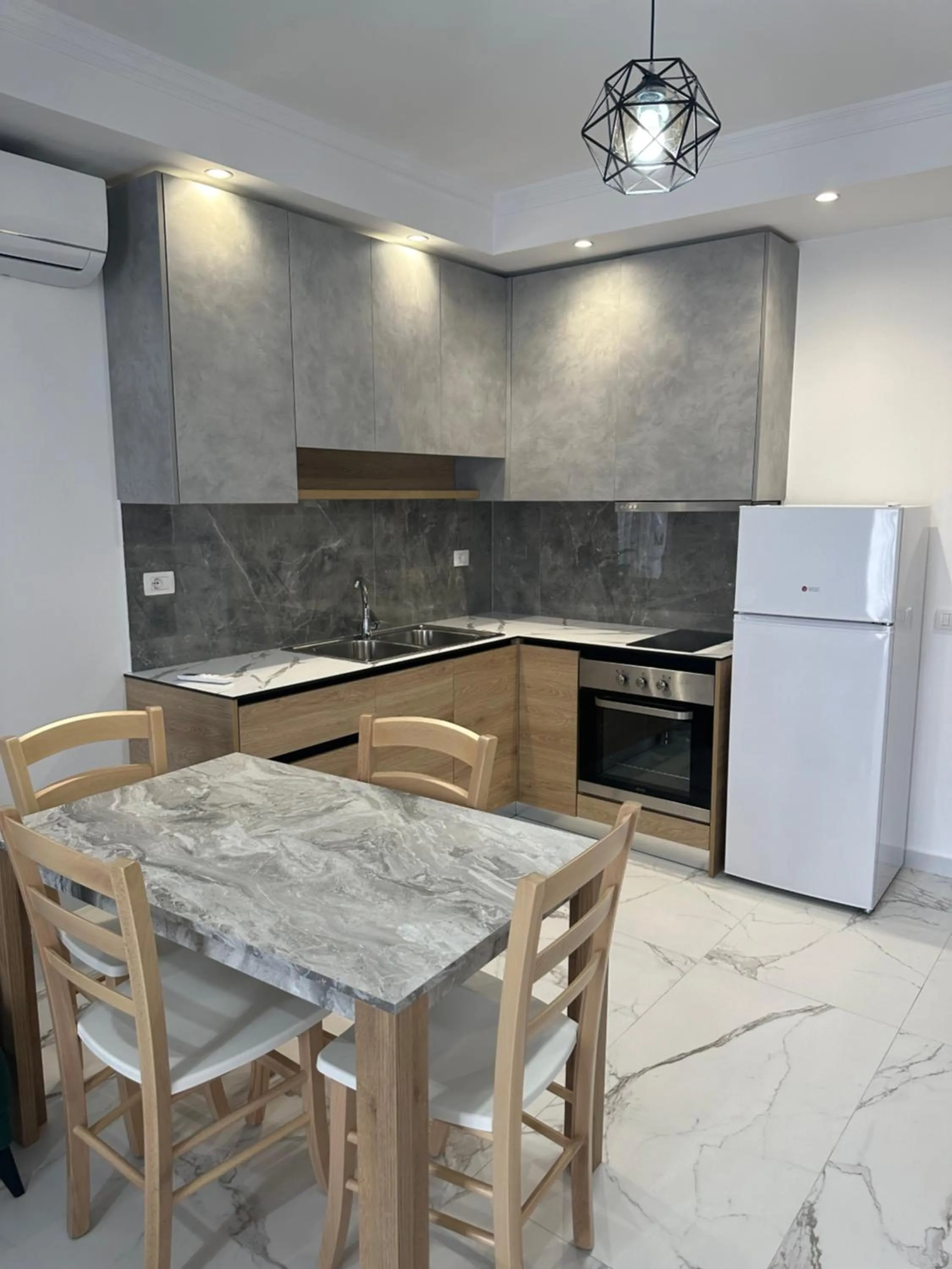 Kitchen or kitchenette in Joanna Suites