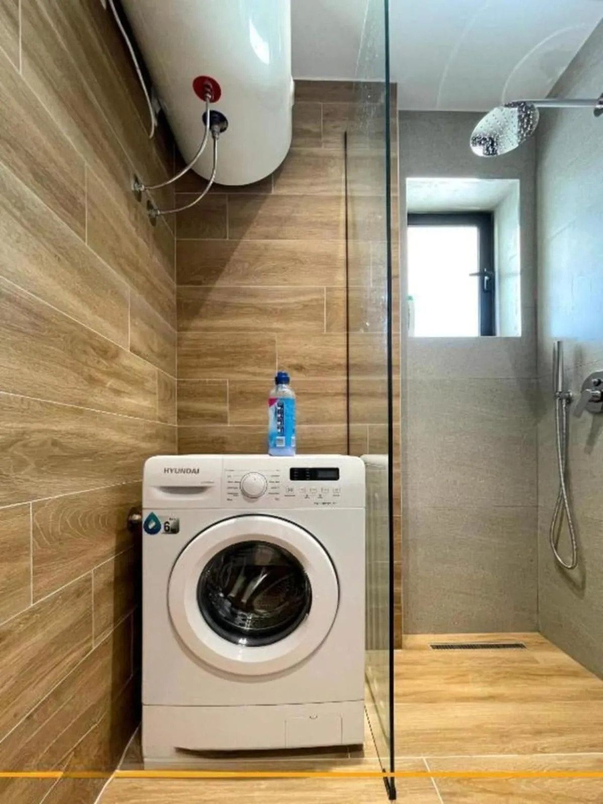 Shower in Joanna Suites