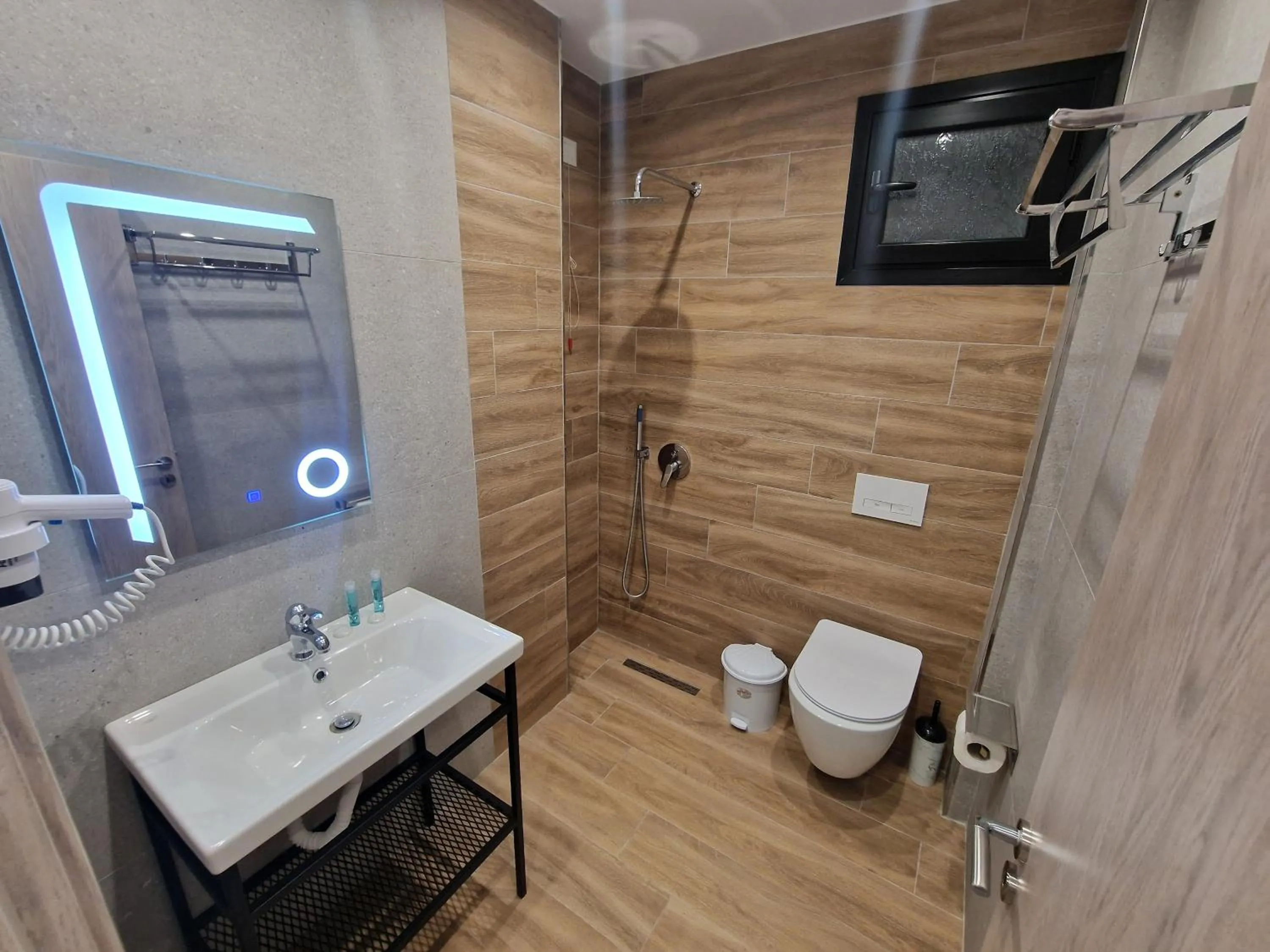 Shower in Joanna Suites