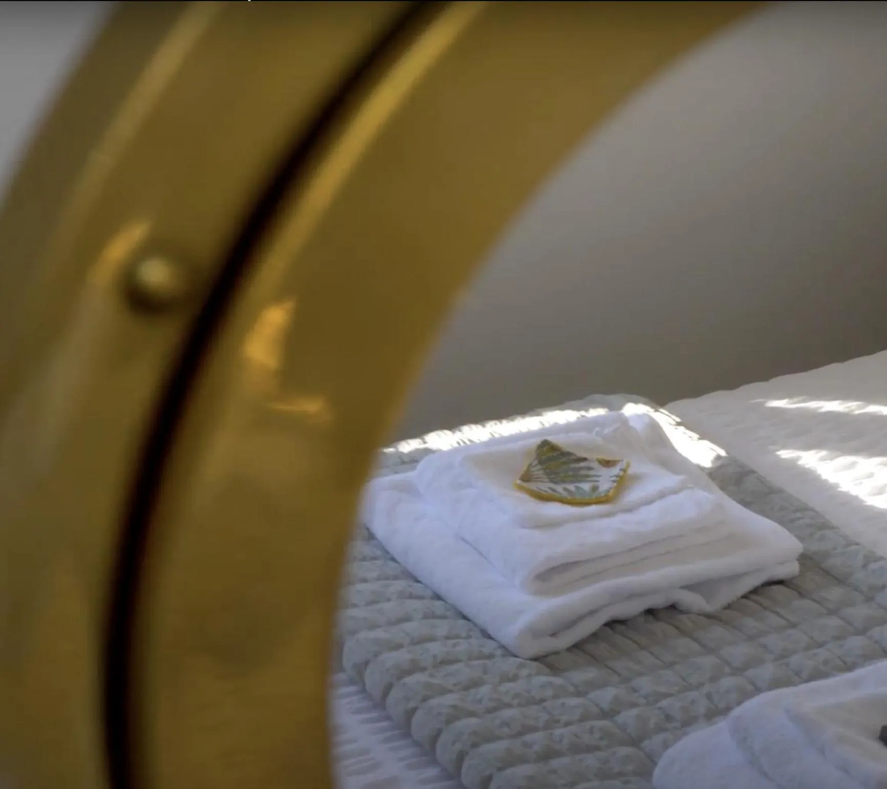 Decorative detail, Bed in La Houache Chambres d'Hôtes