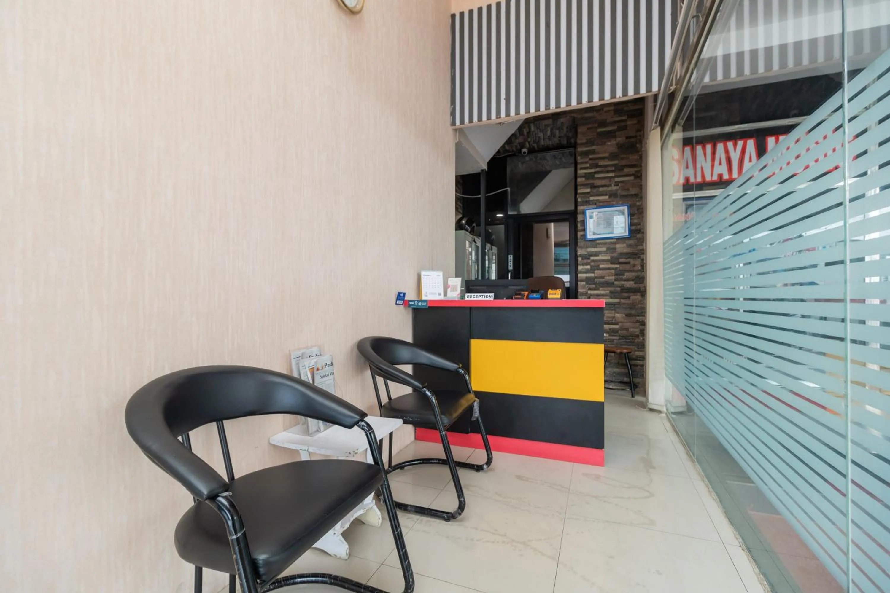 Lobby or reception in RedDoorz Syariah near RS Mata Padang