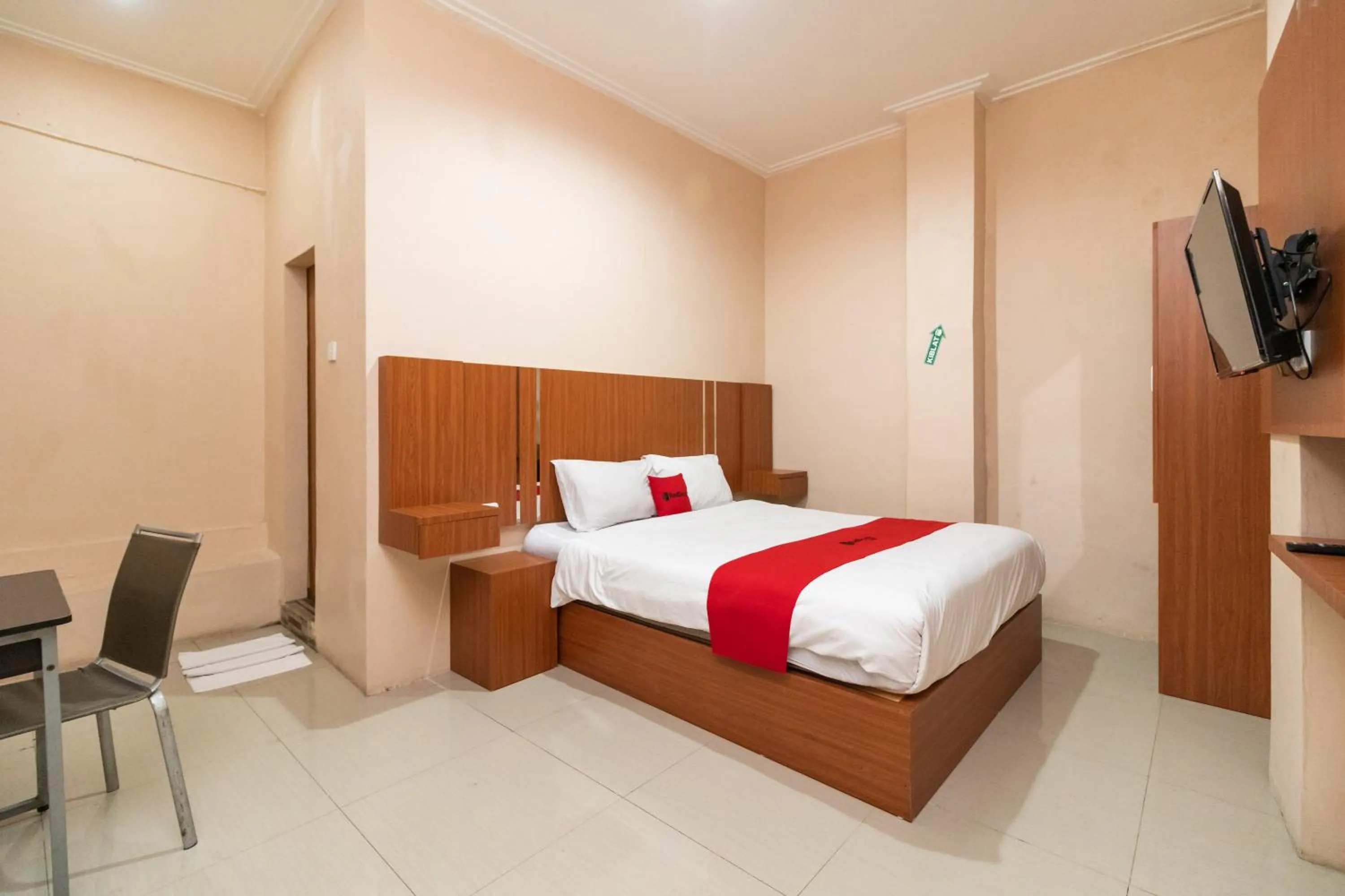 Bedroom, Bed in RedDoorz Syariah near RS Mata Padang