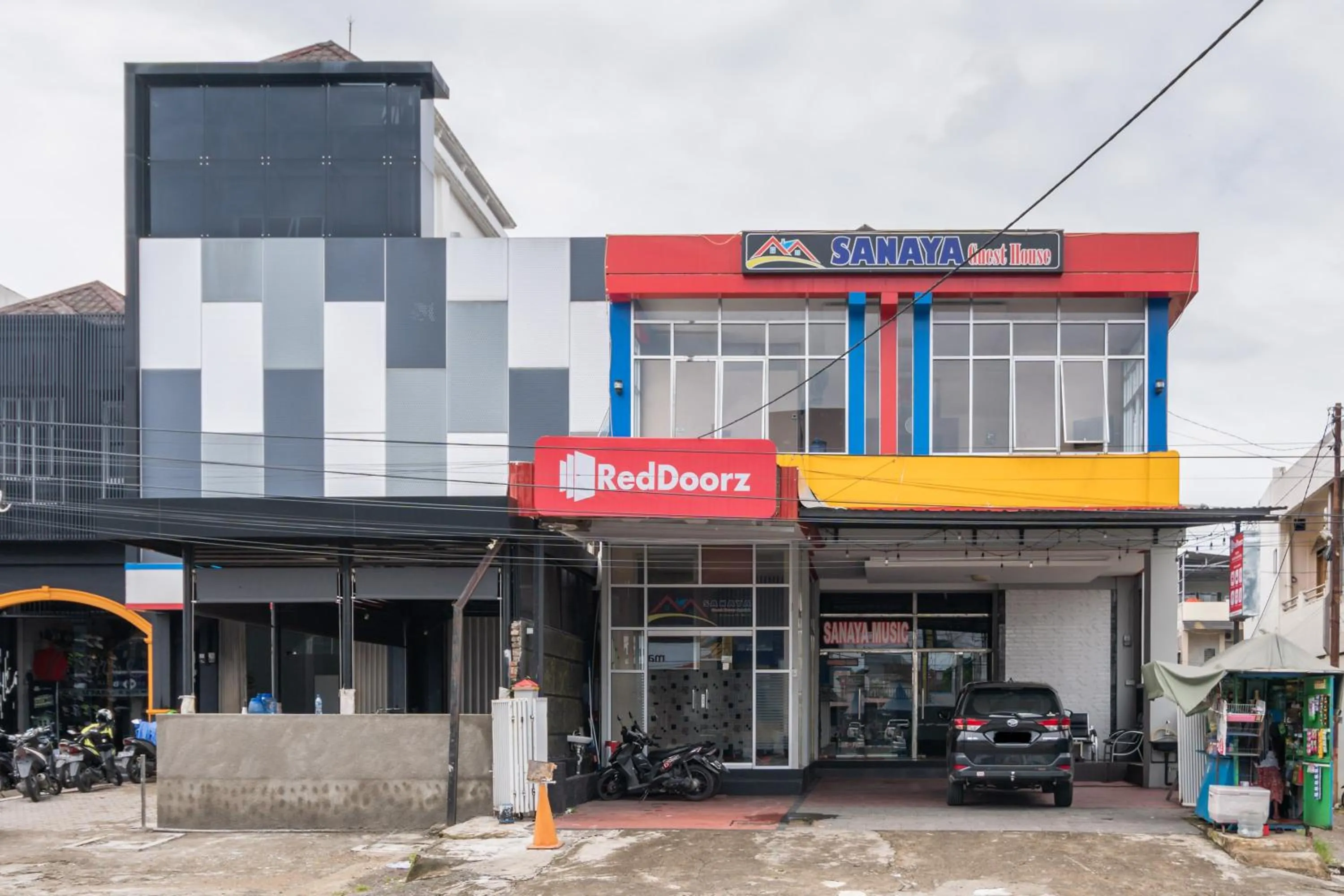 Property building in RedDoorz Syariah near RS Mata Padang