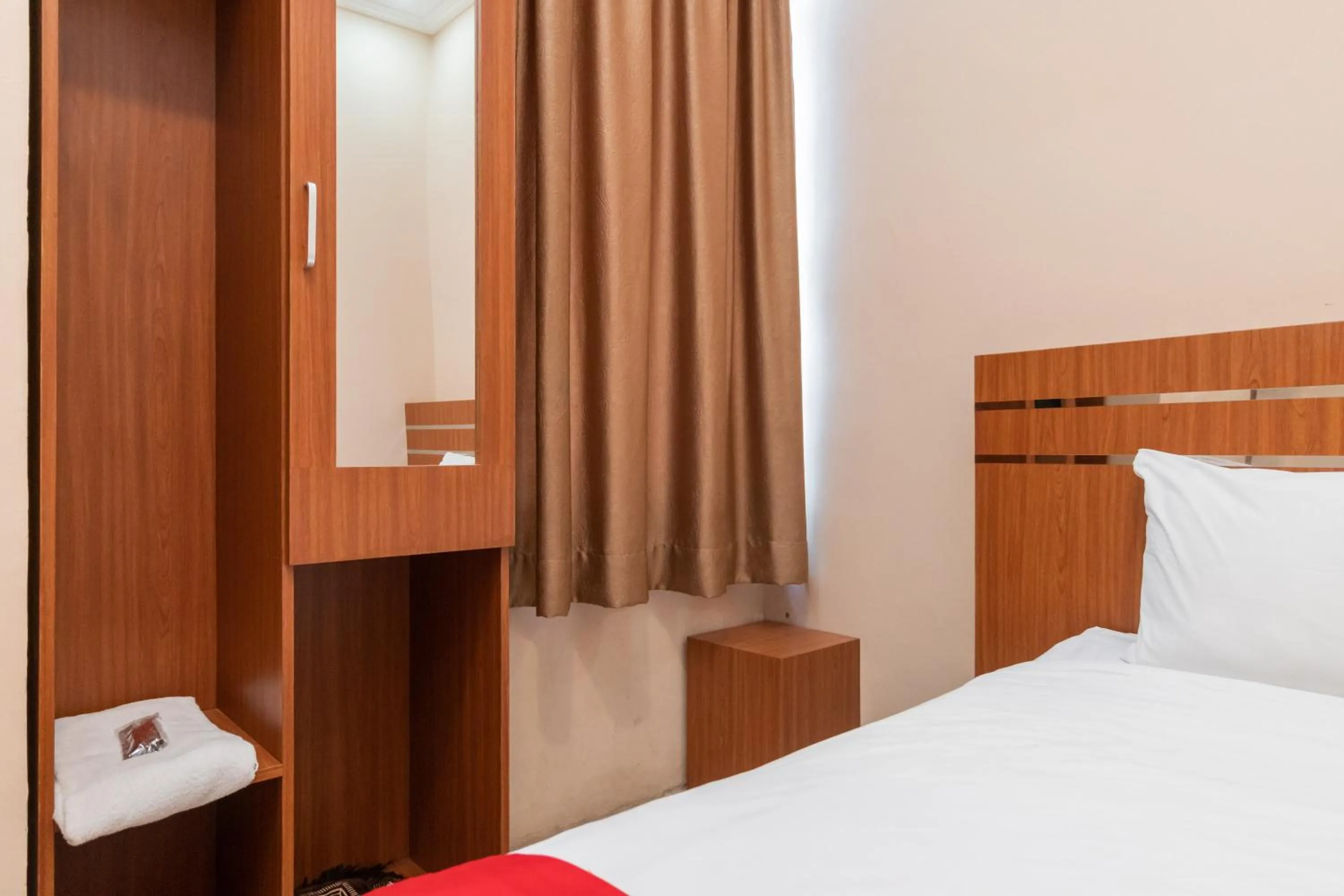 Bedroom, Bed in RedDoorz Syariah near RS Mata Padang