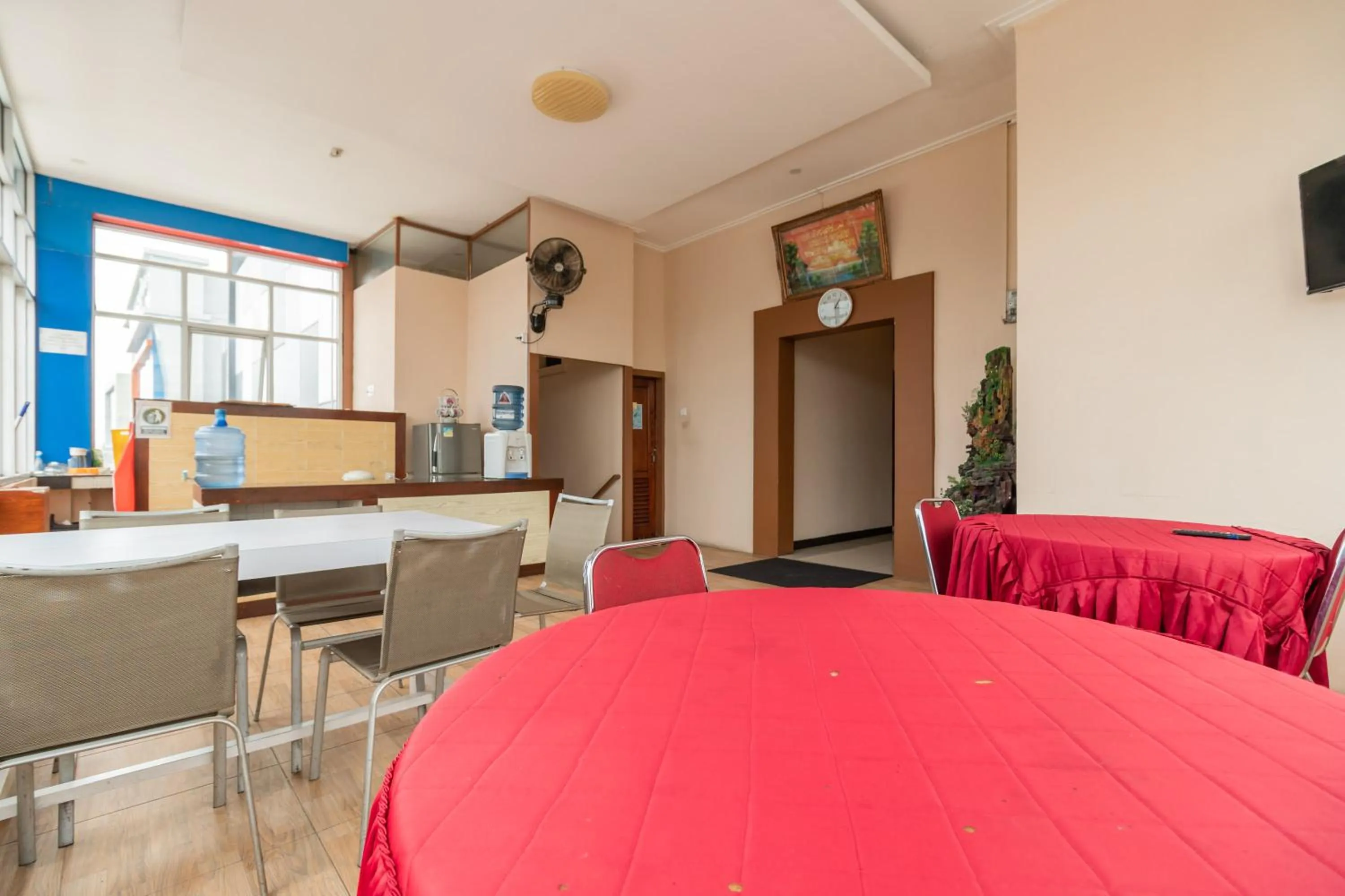 Dining area in RedDoorz Syariah near RS Mata Padang