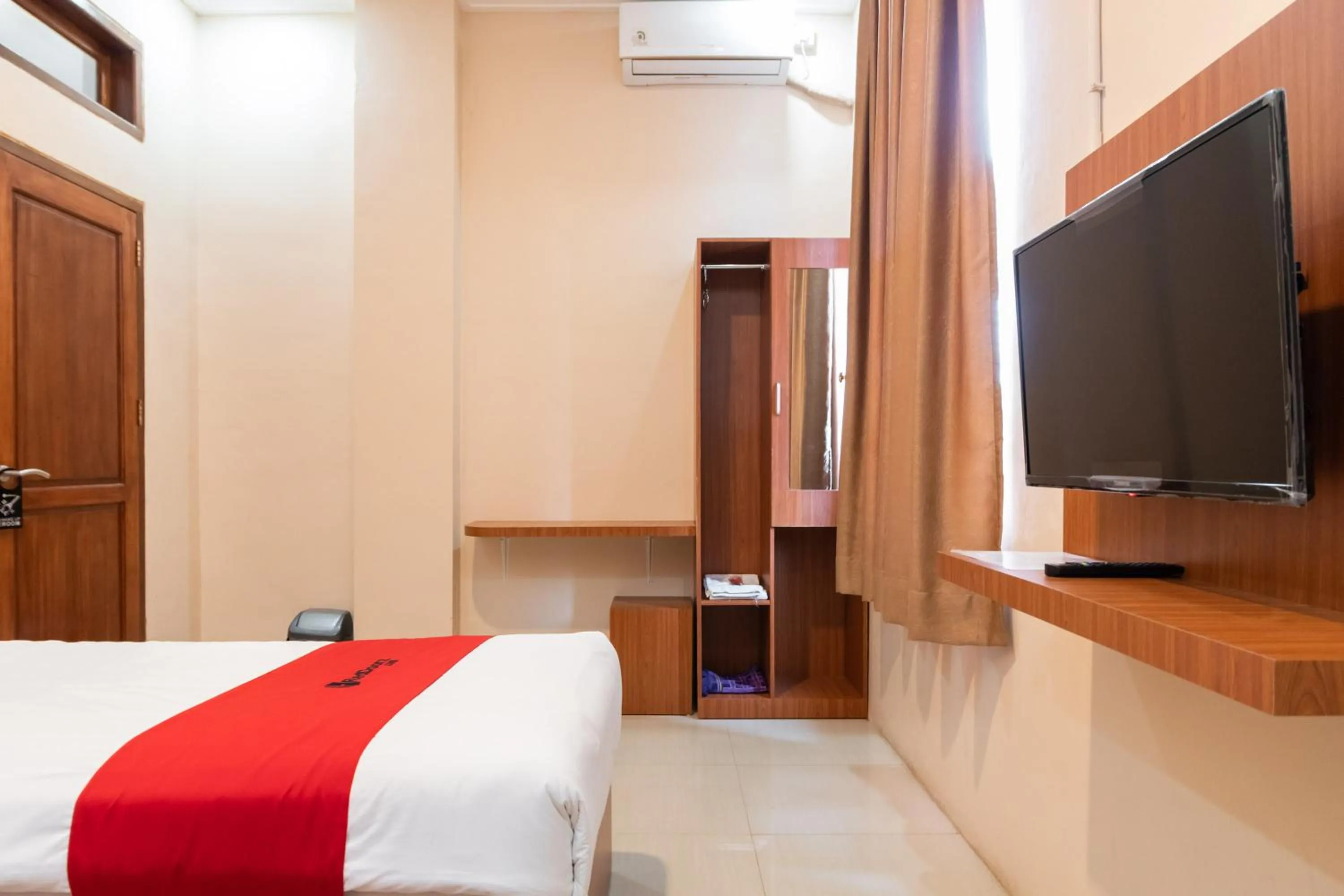 Bedroom, Bed in RedDoorz Syariah near RS Mata Padang