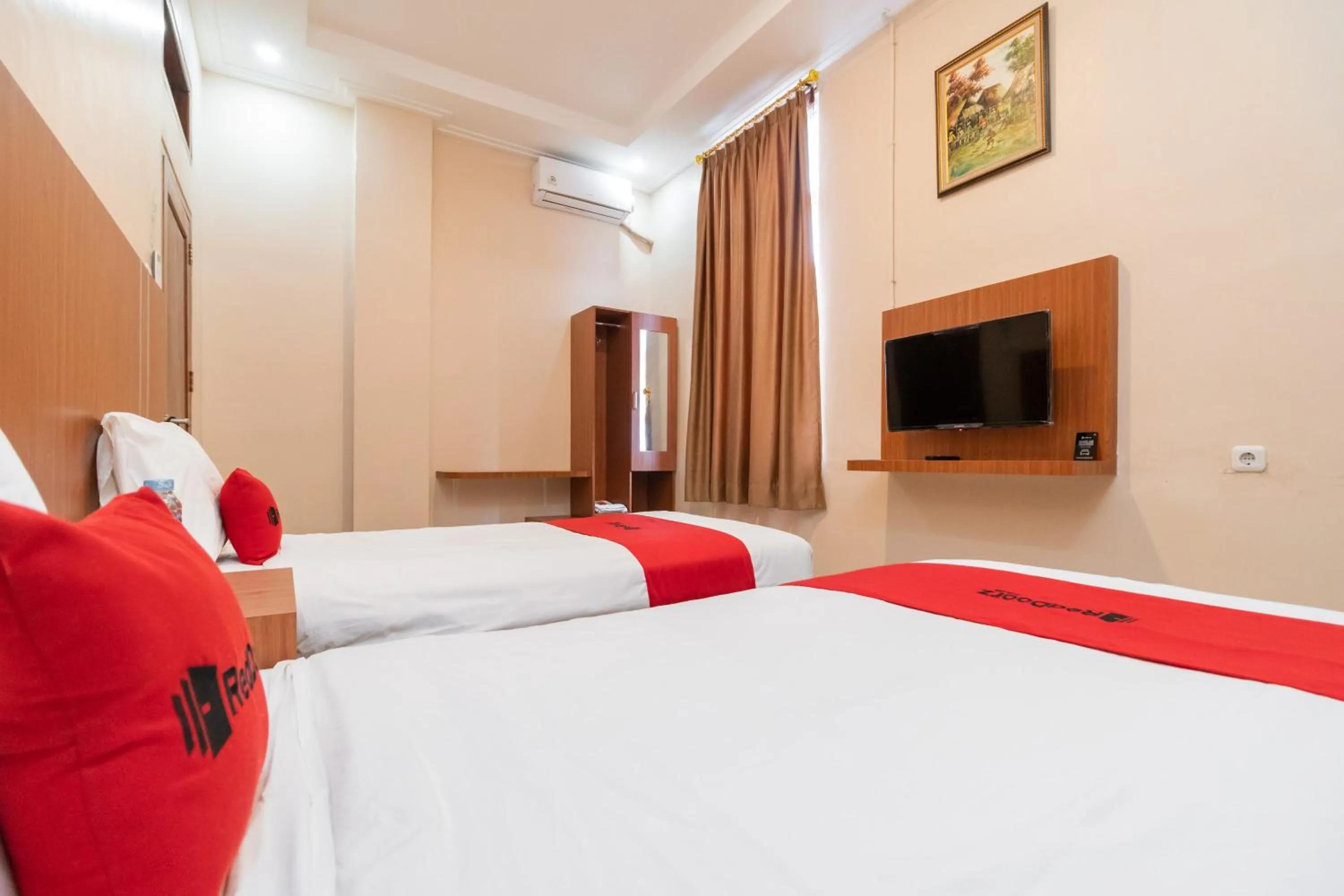 Bedroom, Bed in RedDoorz Syariah near RS Mata Padang