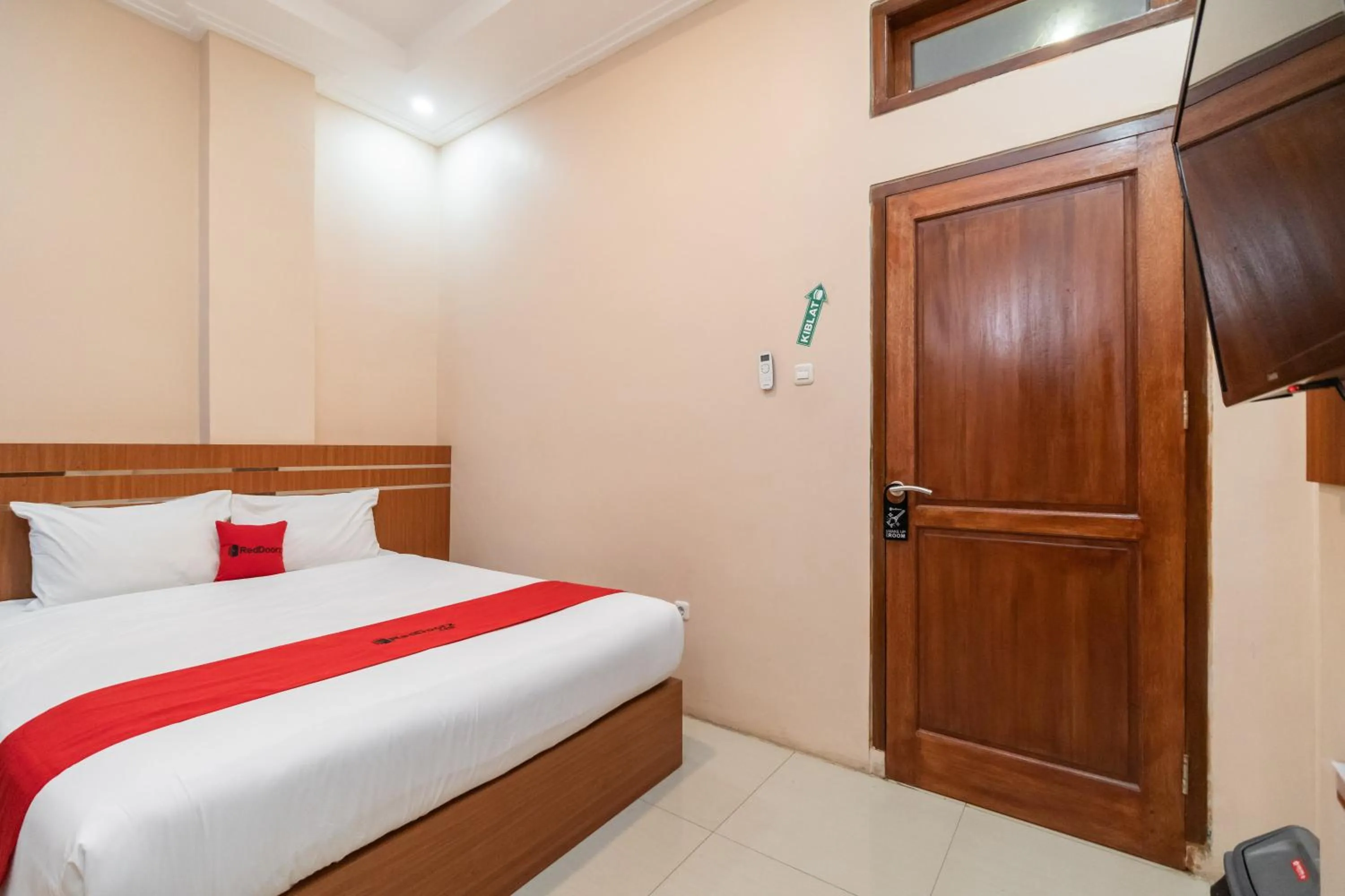 Bedroom, Bed in RedDoorz Syariah near RS Mata Padang