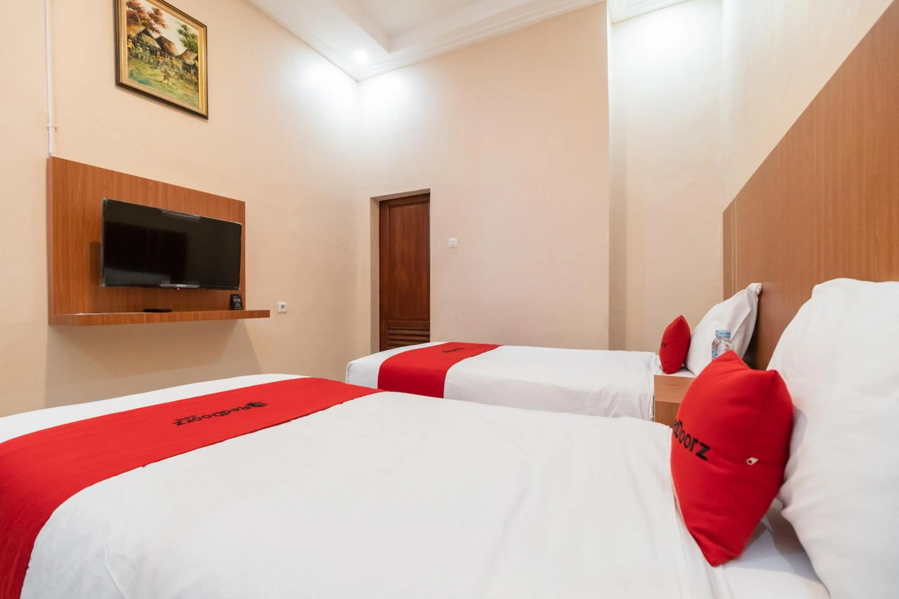 Bedroom, Bed in RedDoorz Syariah near RS Mata Padang