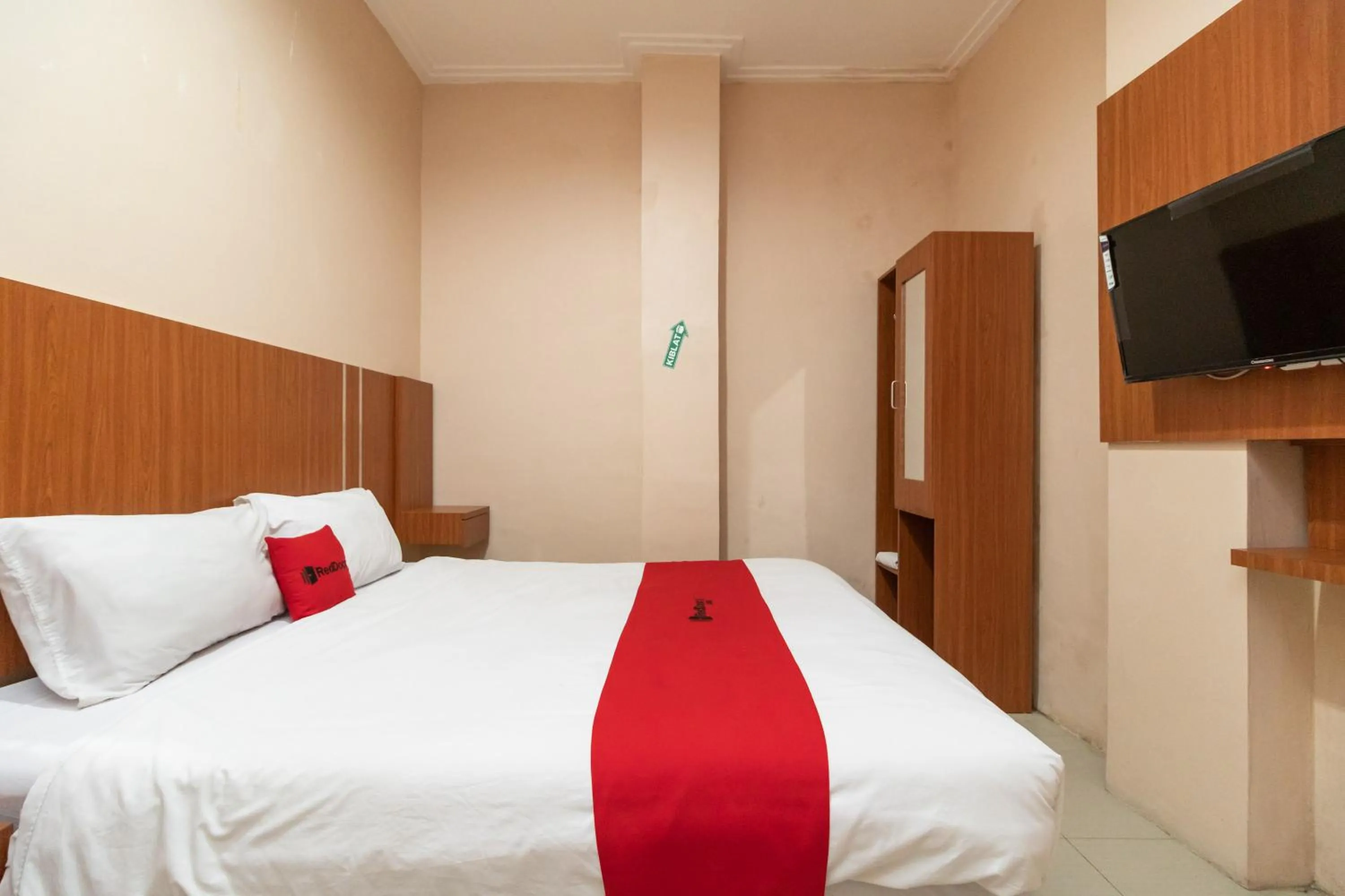 Bedroom, Bed in RedDoorz Syariah near RS Mata Padang