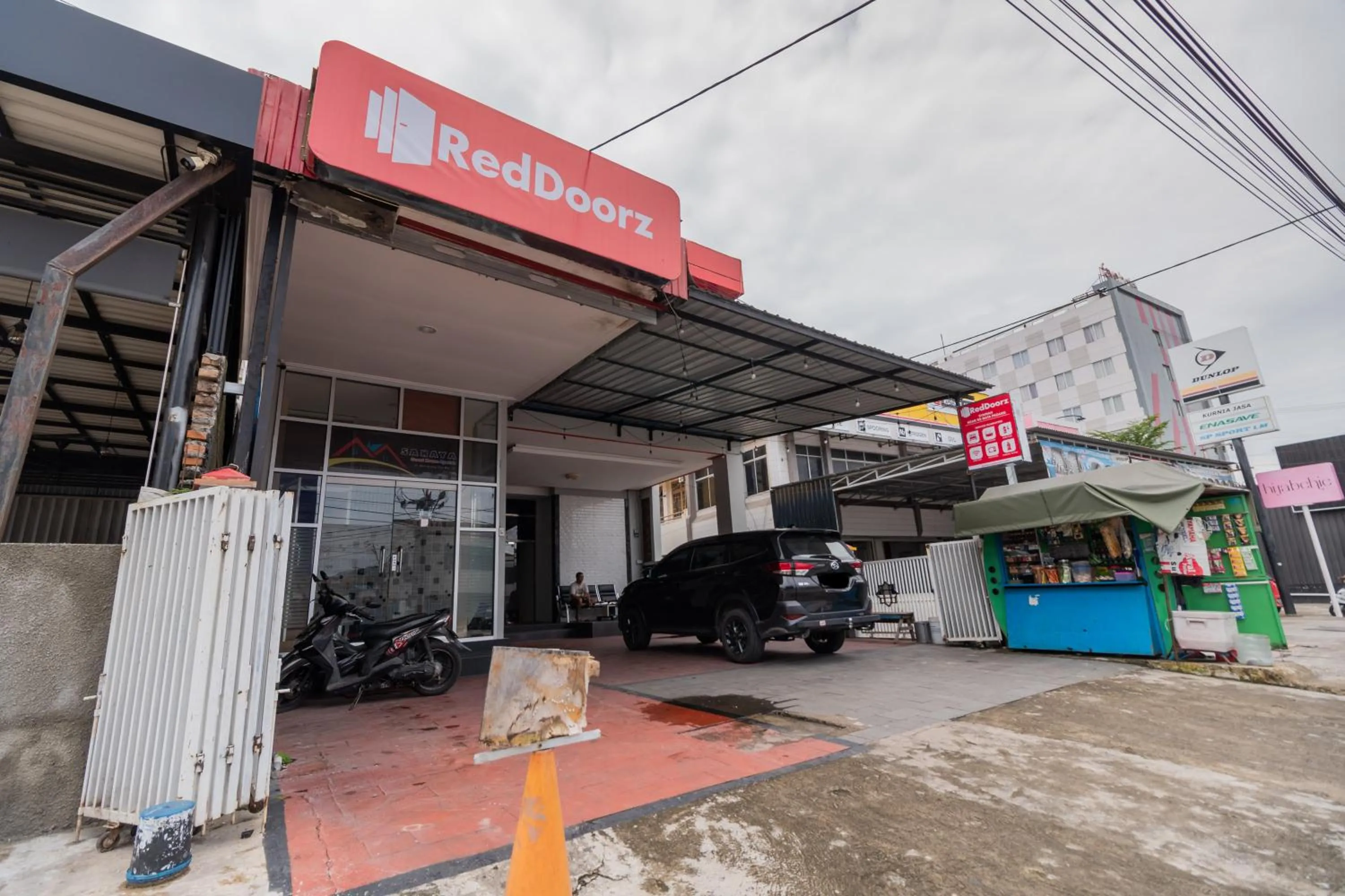 Property logo or sign in RedDoorz Syariah near RS Mata Padang