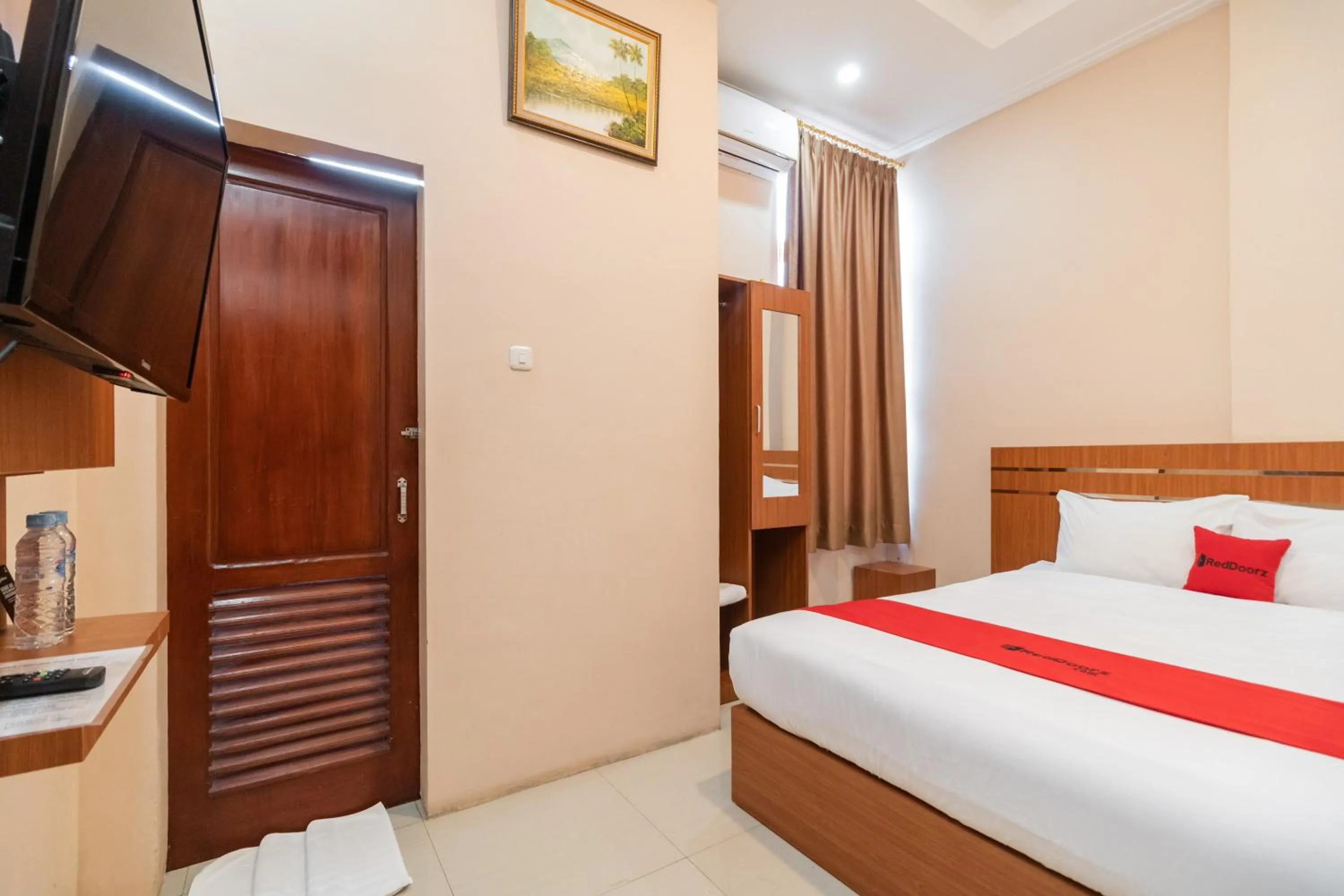 Bedroom, Bed in RedDoorz Syariah near RS Mata Padang