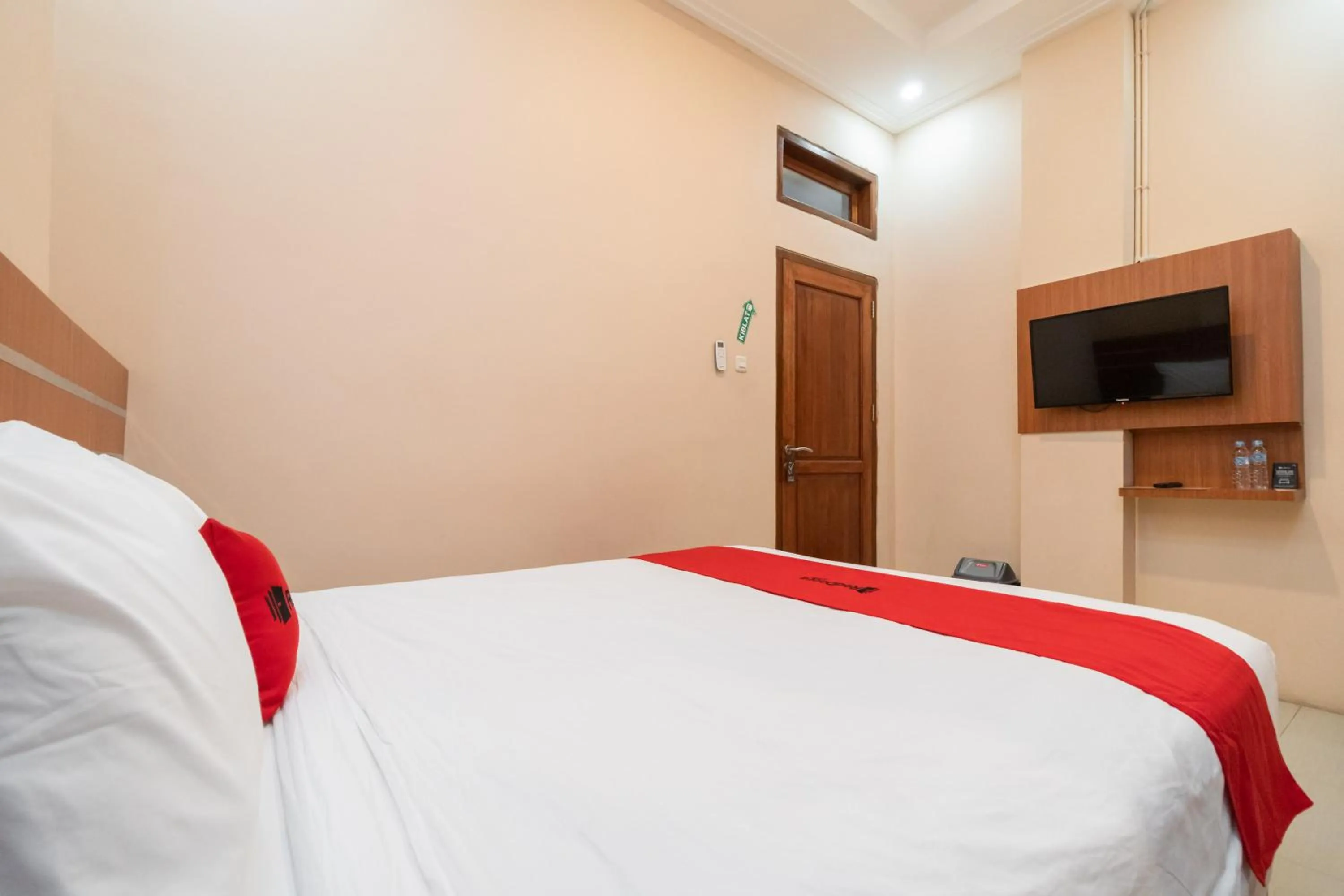 Bedroom, Bed in RedDoorz Syariah near RS Mata Padang