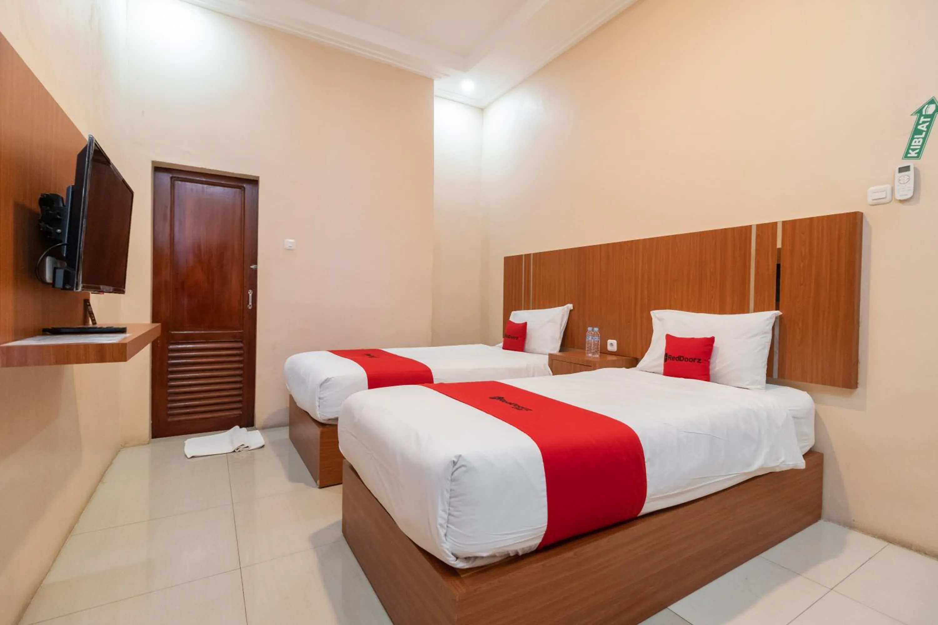 Bedroom, Bed in RedDoorz Syariah near RS Mata Padang