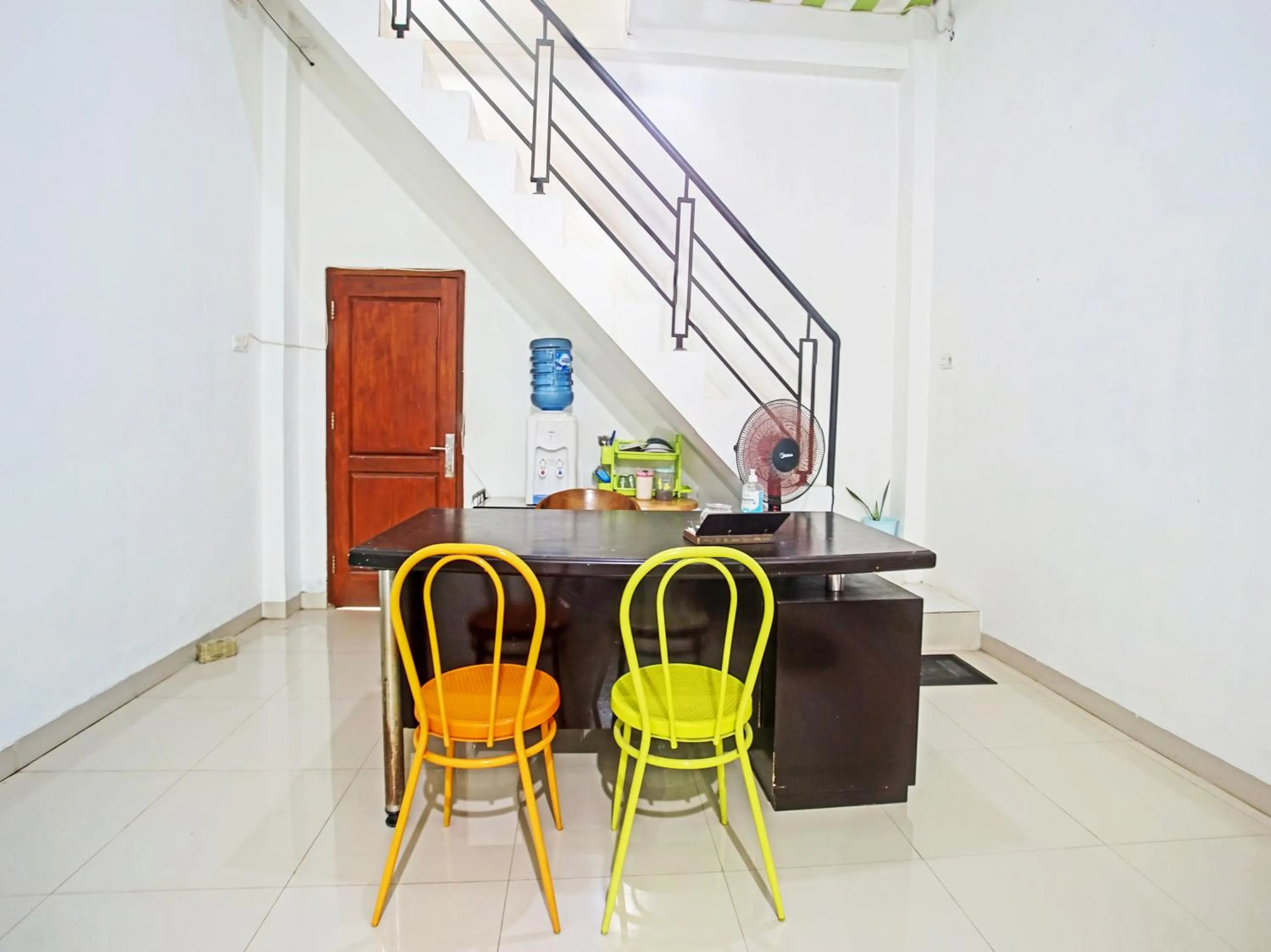 Lobby or reception in OYO Life 90587 Domen Homestay Syariah