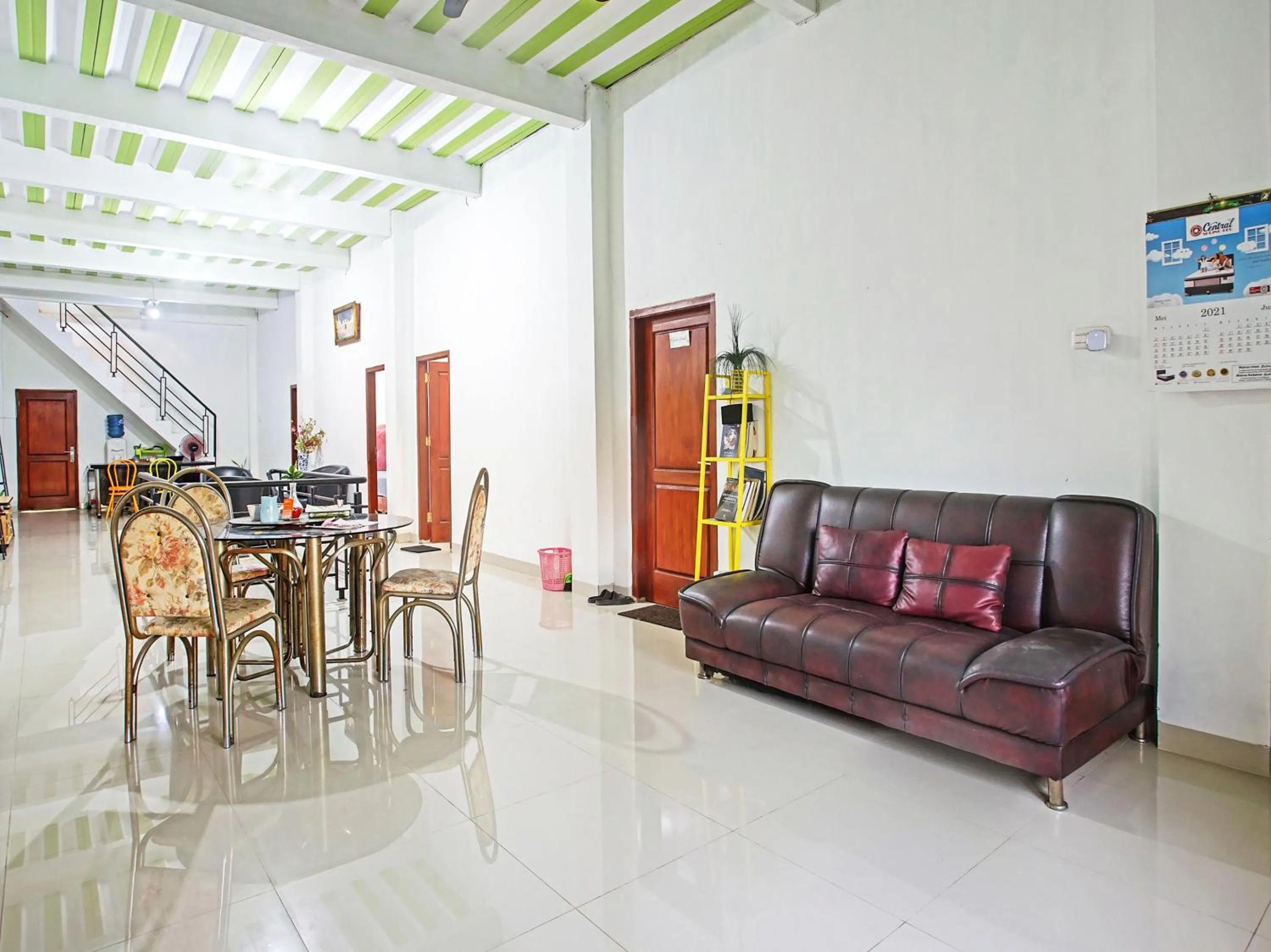 Seating area in OYO Life 90587 Domen Homestay Syariah