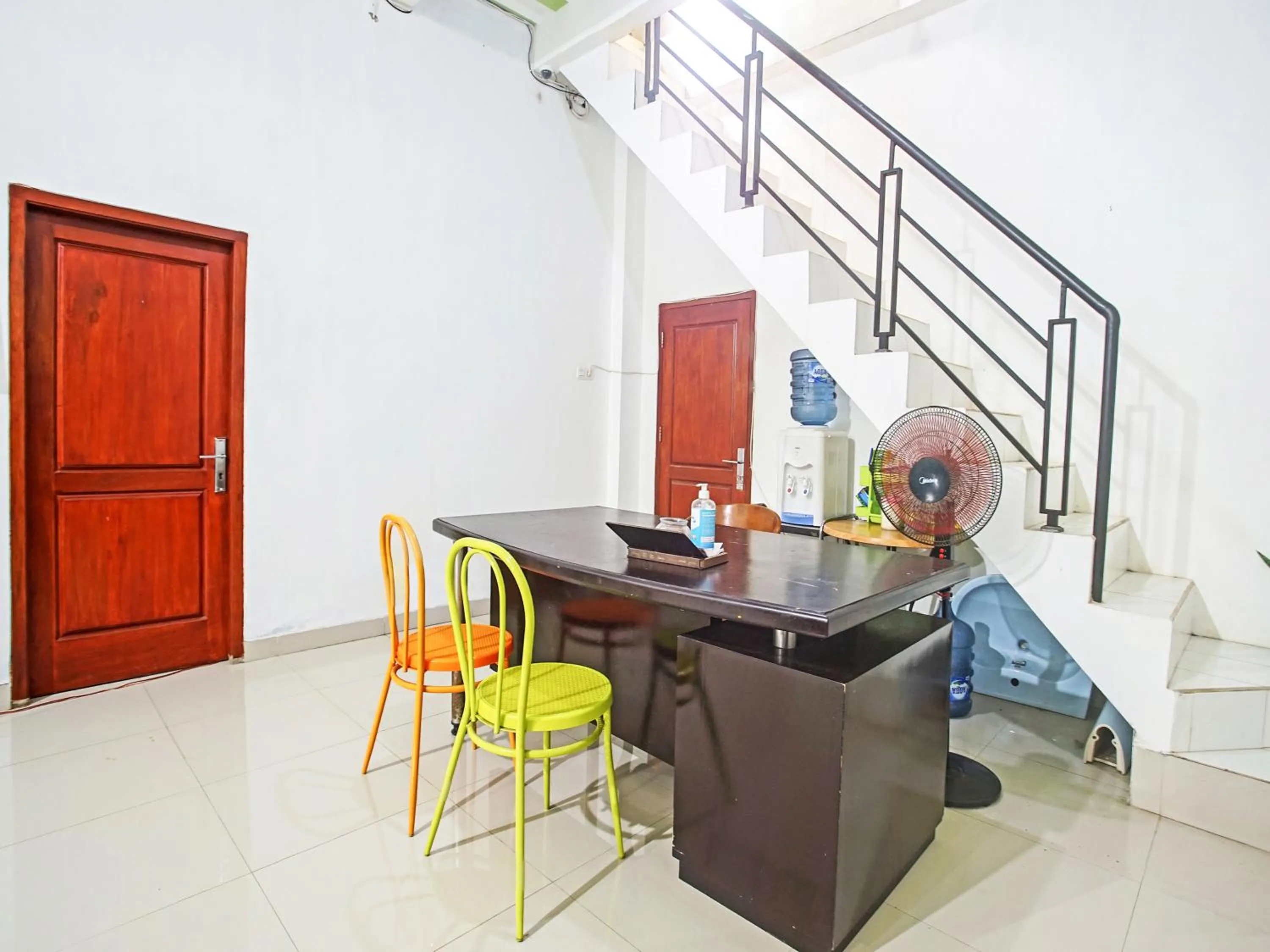 Lobby or reception in OYO Life 90587 Domen Homestay Syariah