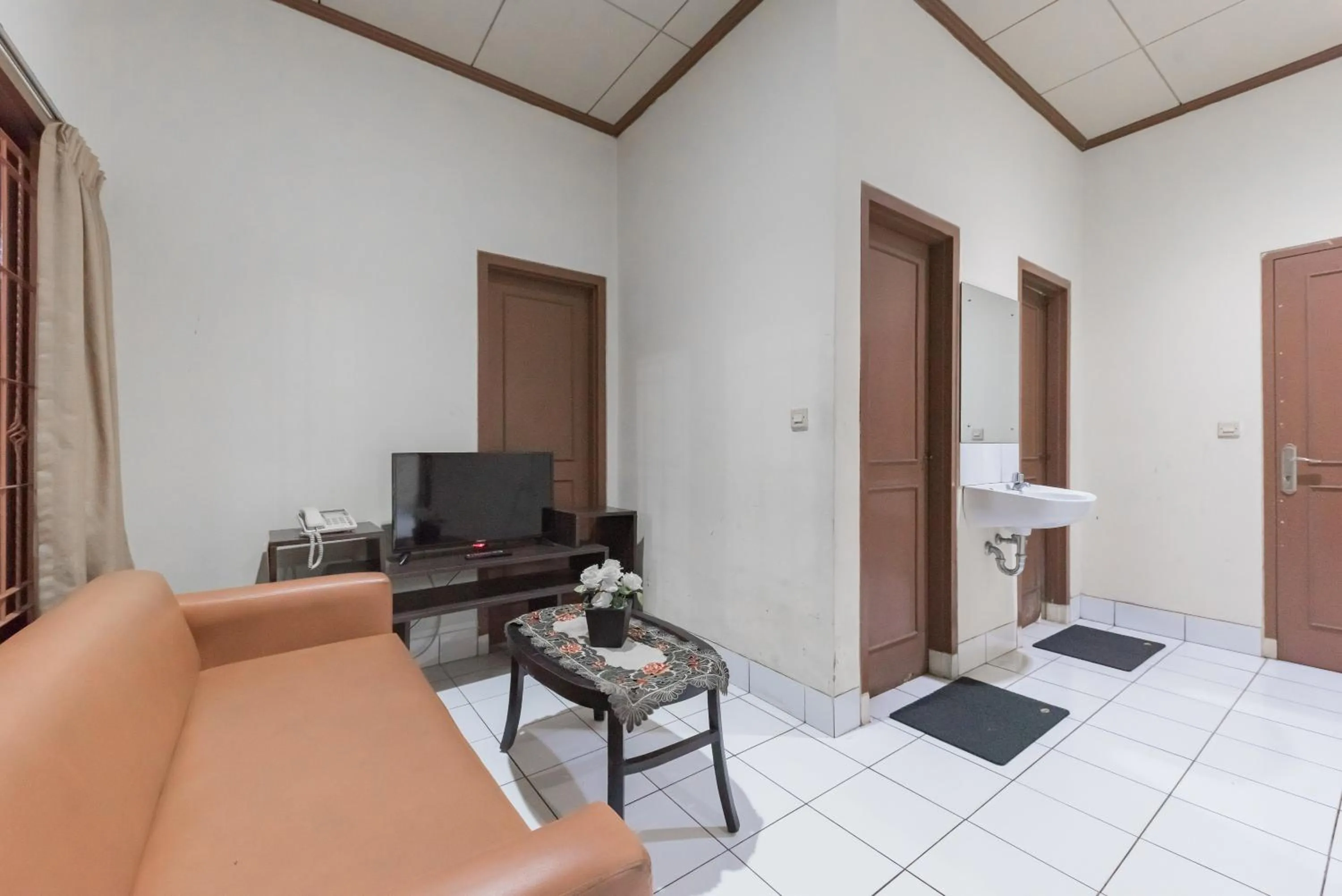 Living room, Bed in RedDoorz Plus At Hotel Griya Astoeti